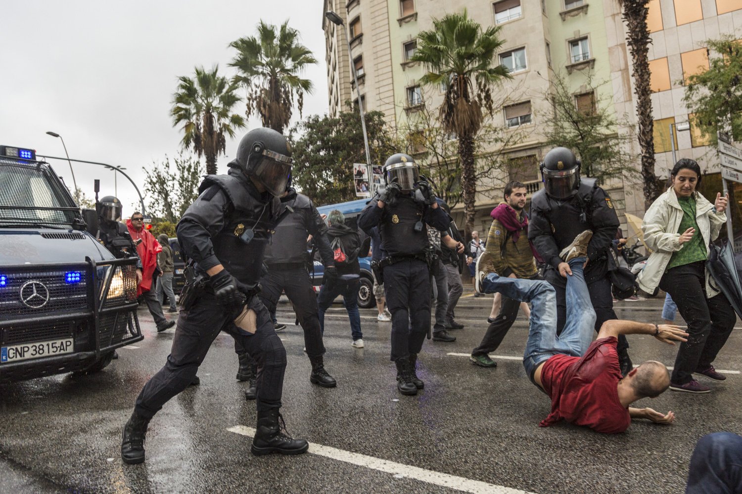 Once agentes policiales, nuevos investigados por agredir votantes del 1-O en Barcelona