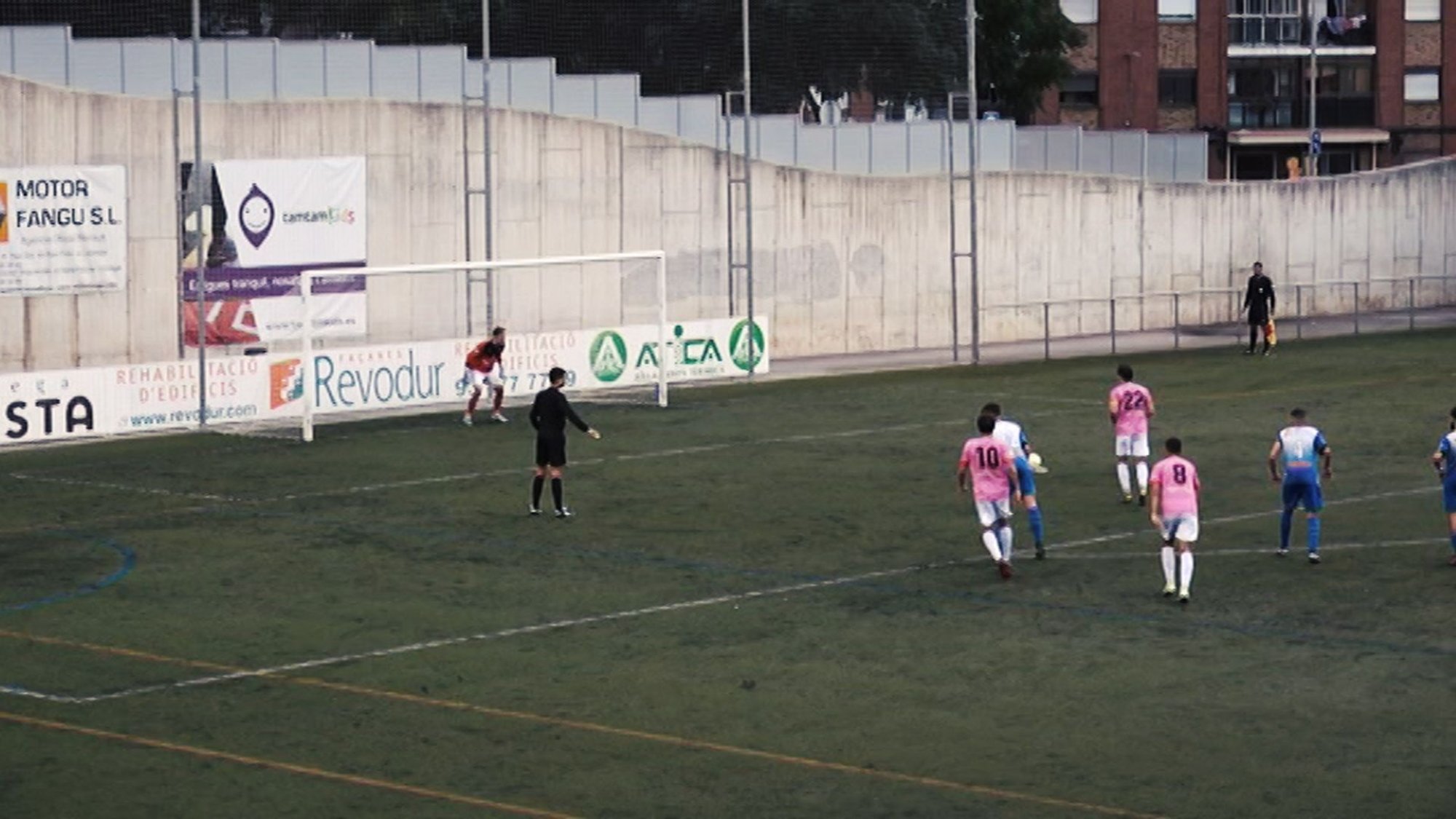 El porter del Santfeliuenc Jaime González signa una actuació per recordar aturant un doble penal