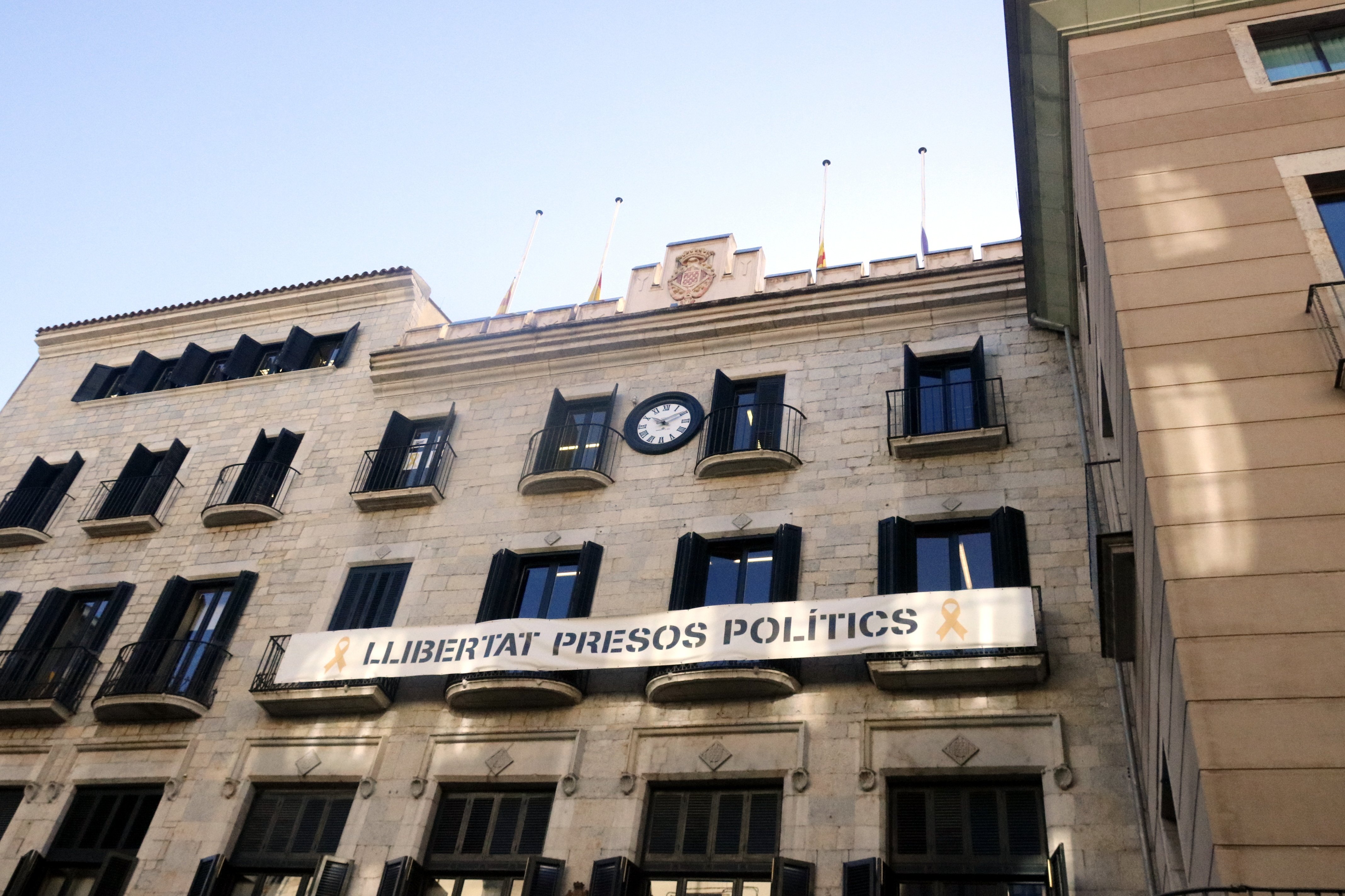 Retiran del ayuntamiento de Girona la pancarta a favor de los presos