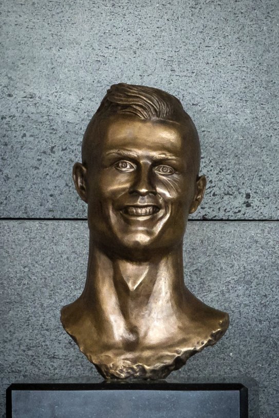 bust estatua cristiano ronaldo