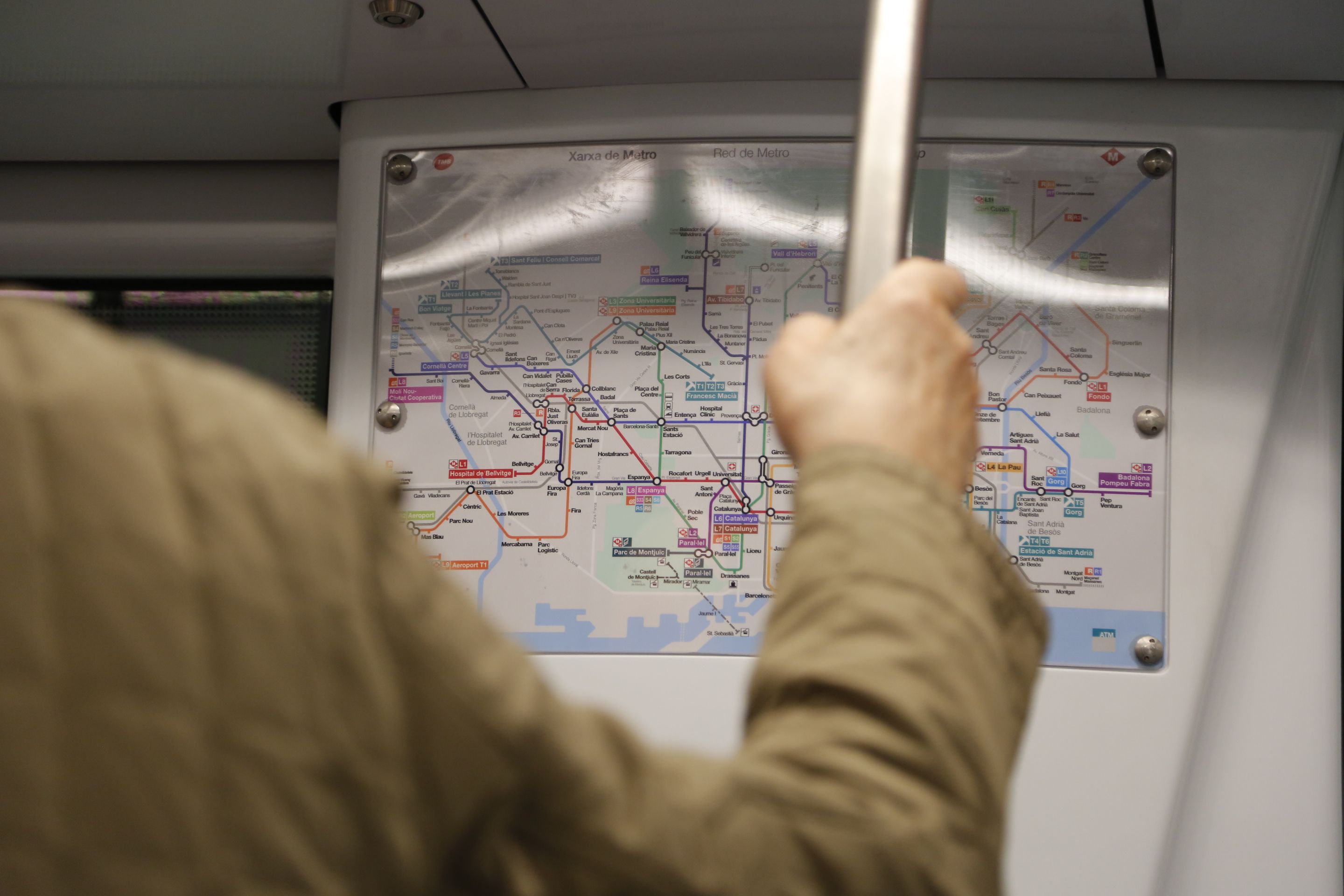 Ya se pueden cargar los móviles gratis en el metro