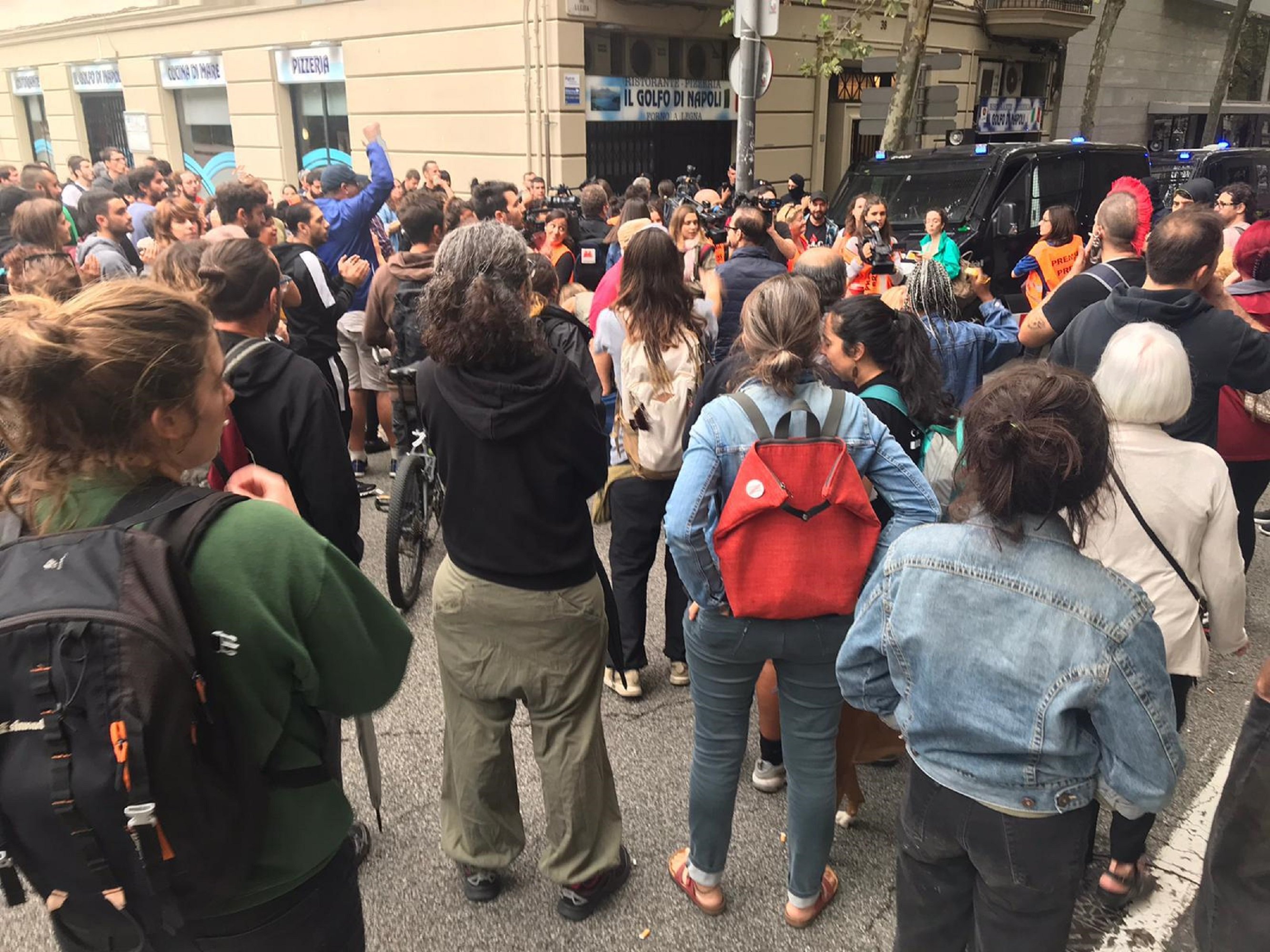 VÍDEO: Centenars de persones eviten el desnonament de sis famílies al Poble-sec