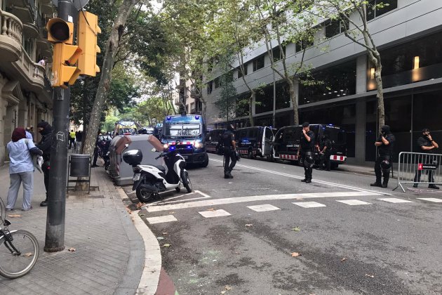 Bloqueig Mossos desnoament poble sec   Laura Juanes