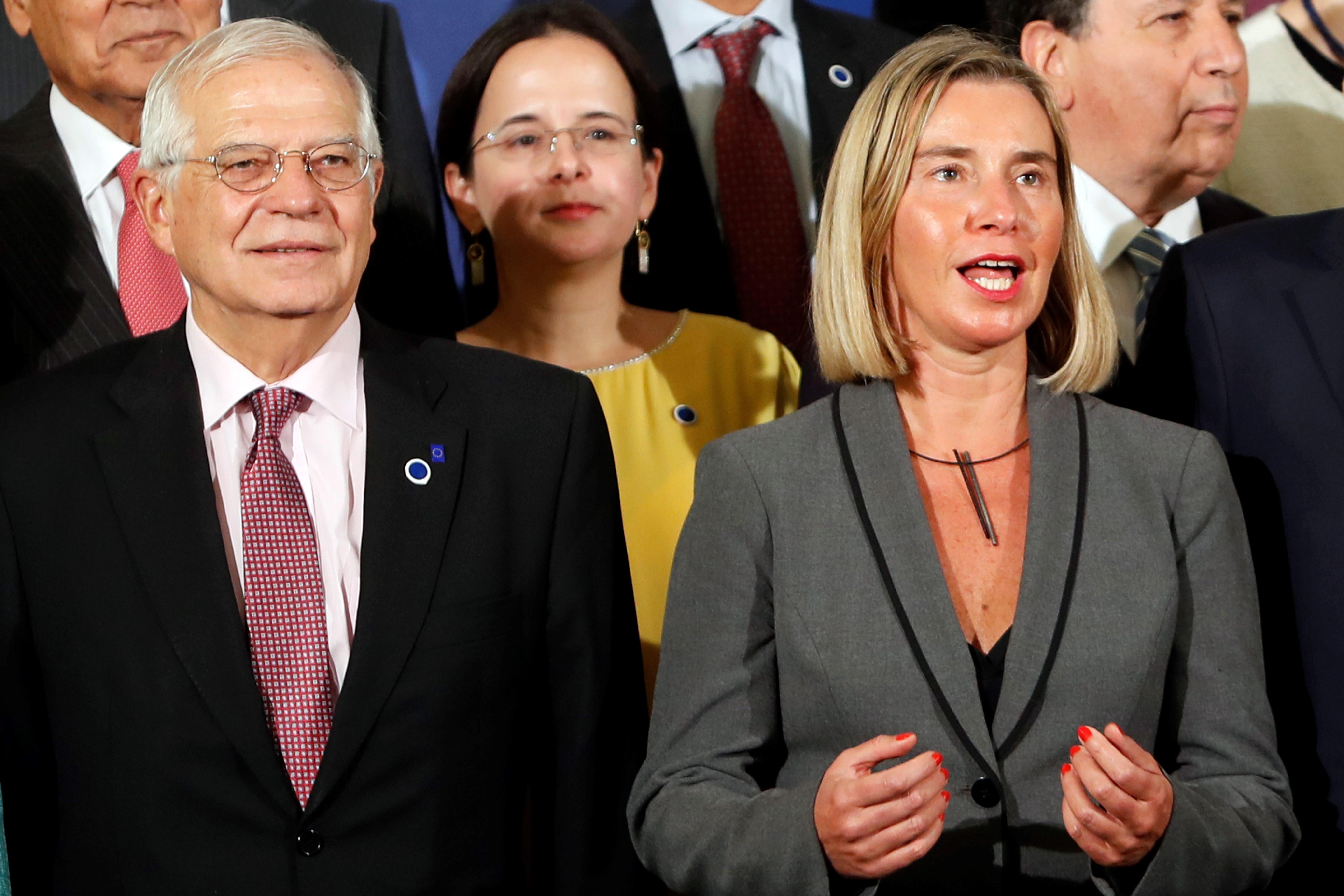 Borrell alerta de los "rebrotes populistas y nacionalistas", Mogherini pide "diálogo"