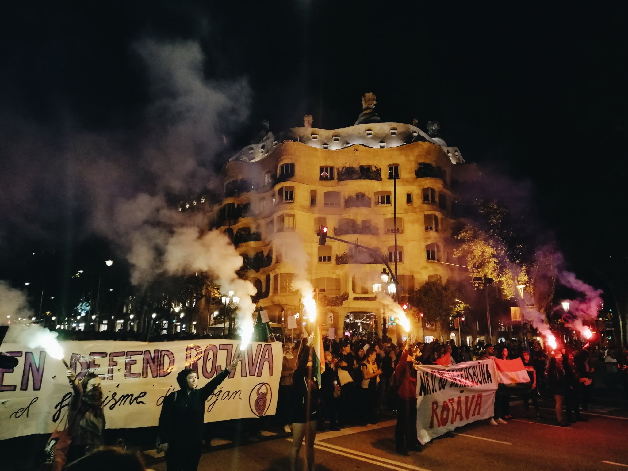 Manifestació al centre de Barcelona contra la invasió turca al Kurdistan sirià