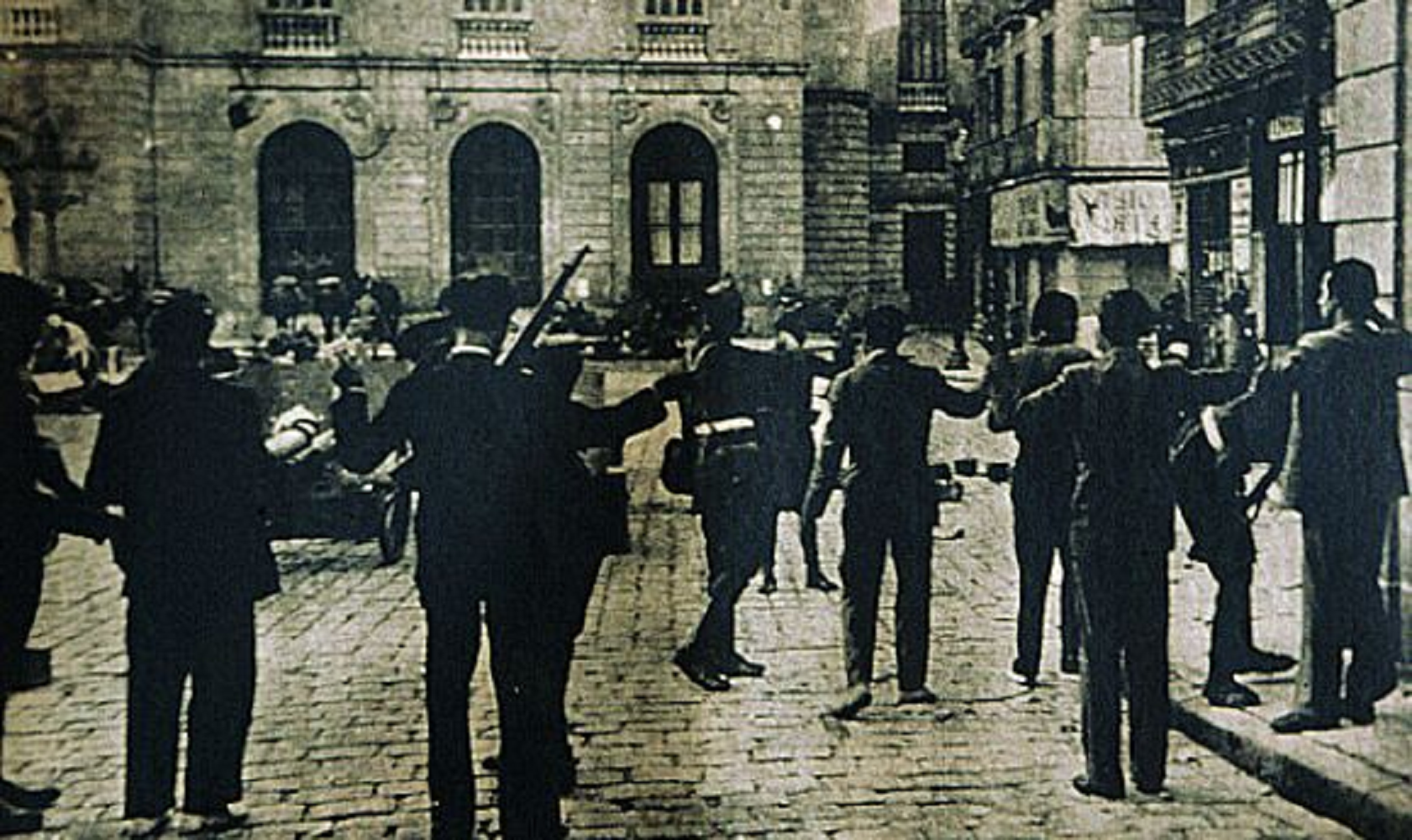 El gobierno de la República entrega el orden público de la Generalitat a los militares
