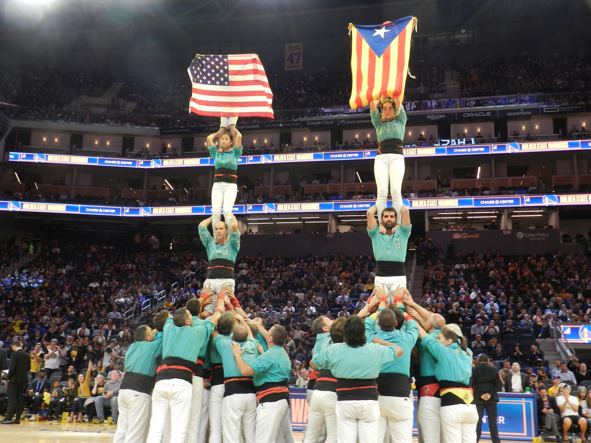 Video: Catalan human towers and a pro-independence flag in the NBA