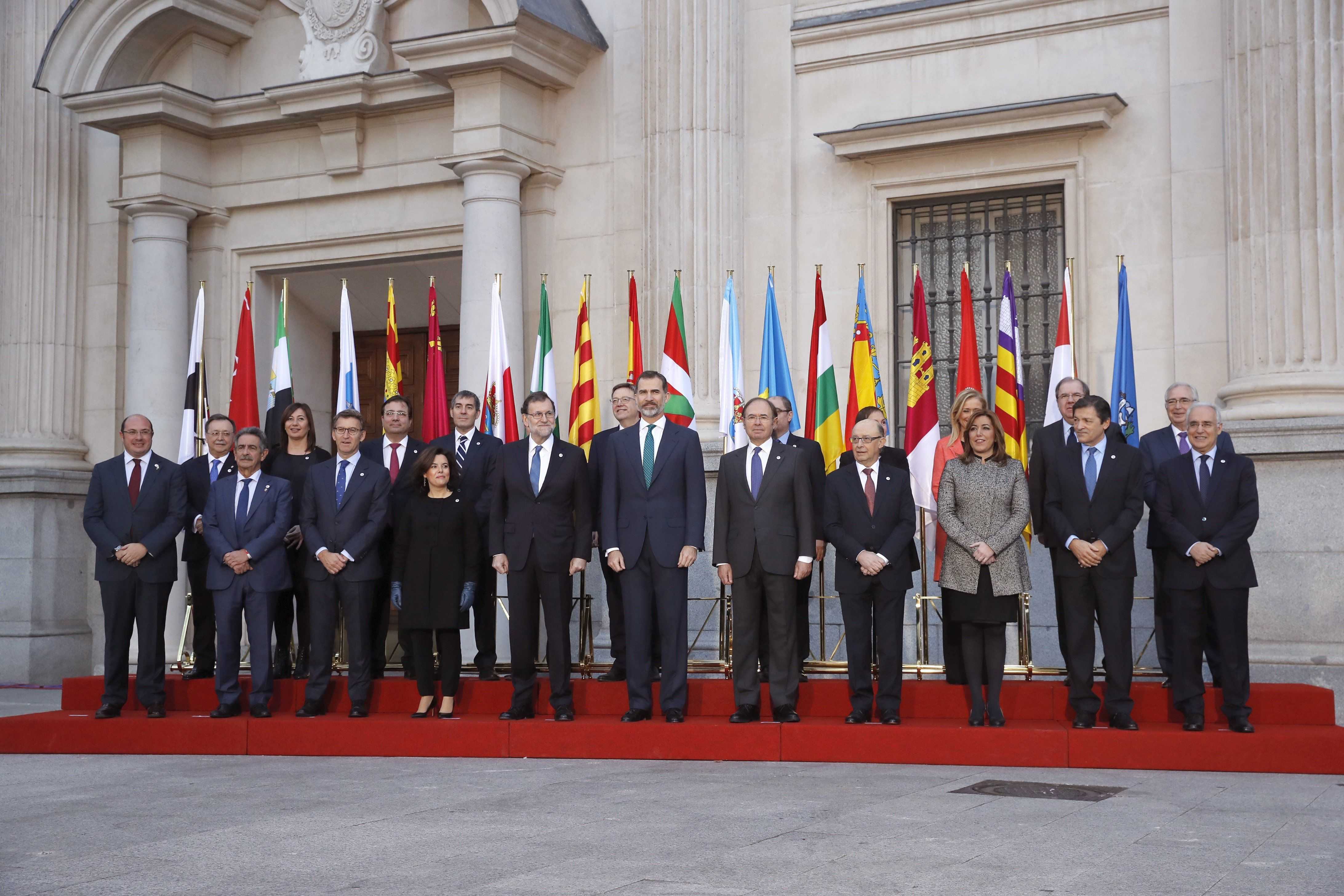 Rajoy usa la cumbre de presidentes para que el PSOE le apruebe el presupuesto