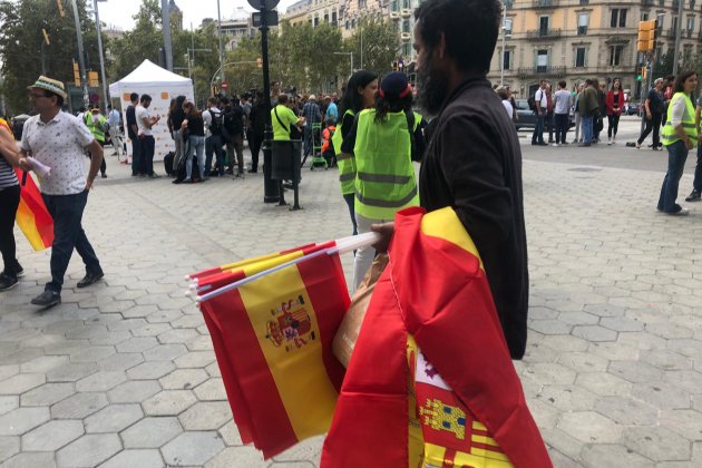 vendedor ambulante bandera española - marina fernandez