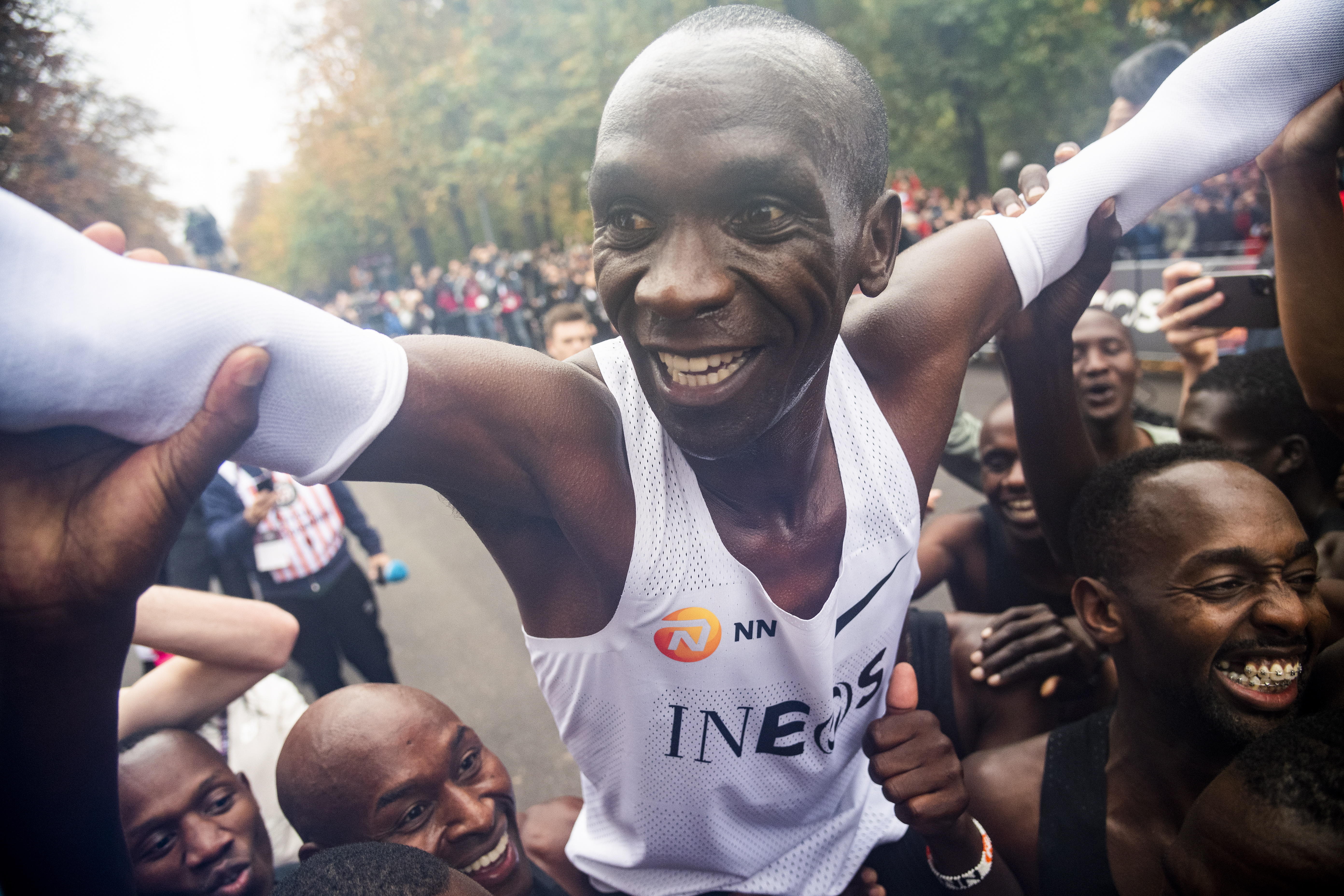 El keniata Eliud Kipchoge hace historia después de completar un maratón en menos de 2 horas