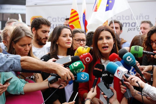 EN Lorena Roldán Inés Arrimadas - manifestació 12-O Barcelona Sergi Alcàzar