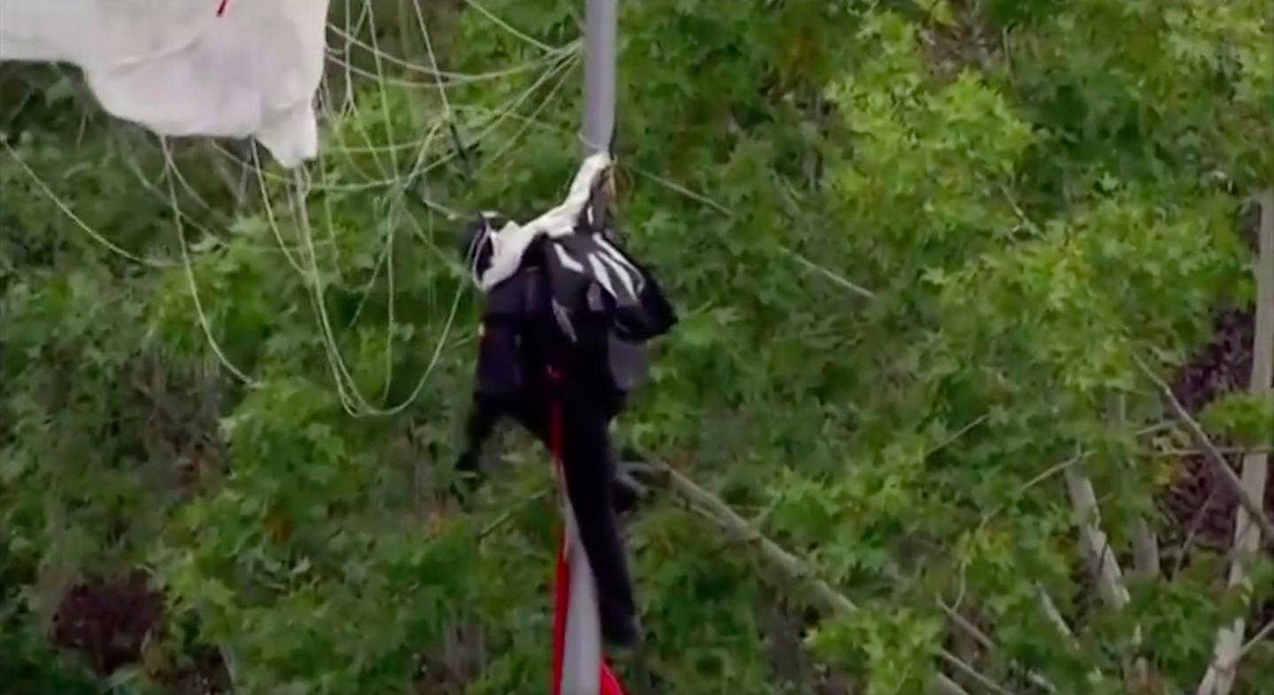 VÍDEO El paracaigudista amb la bandera espanyola queda enganxat a un fanal