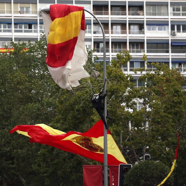paracaigudista fanal bandera espanyola desfilada militar 12 octubre efe