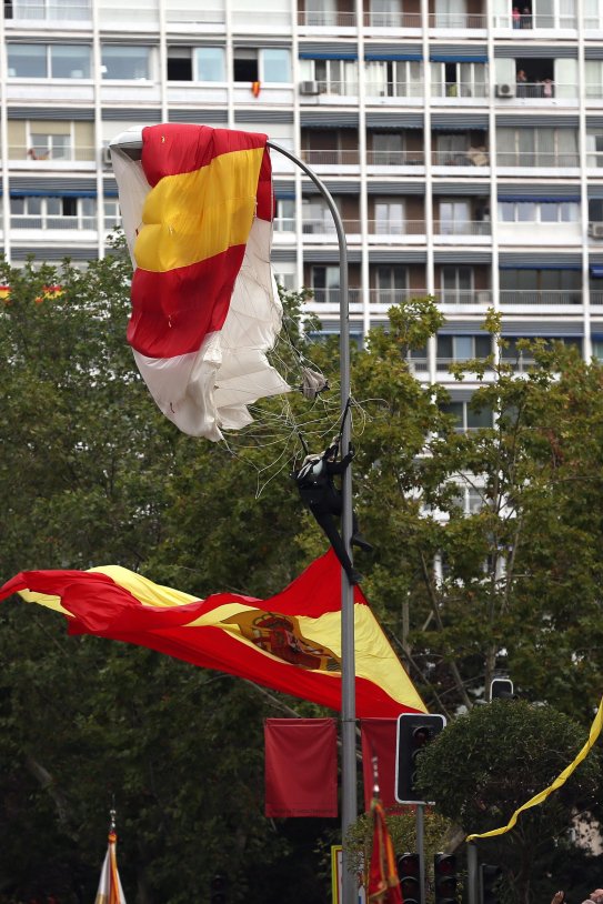 paracaidista farola bandera española deshilachada militar 12 octubre efe