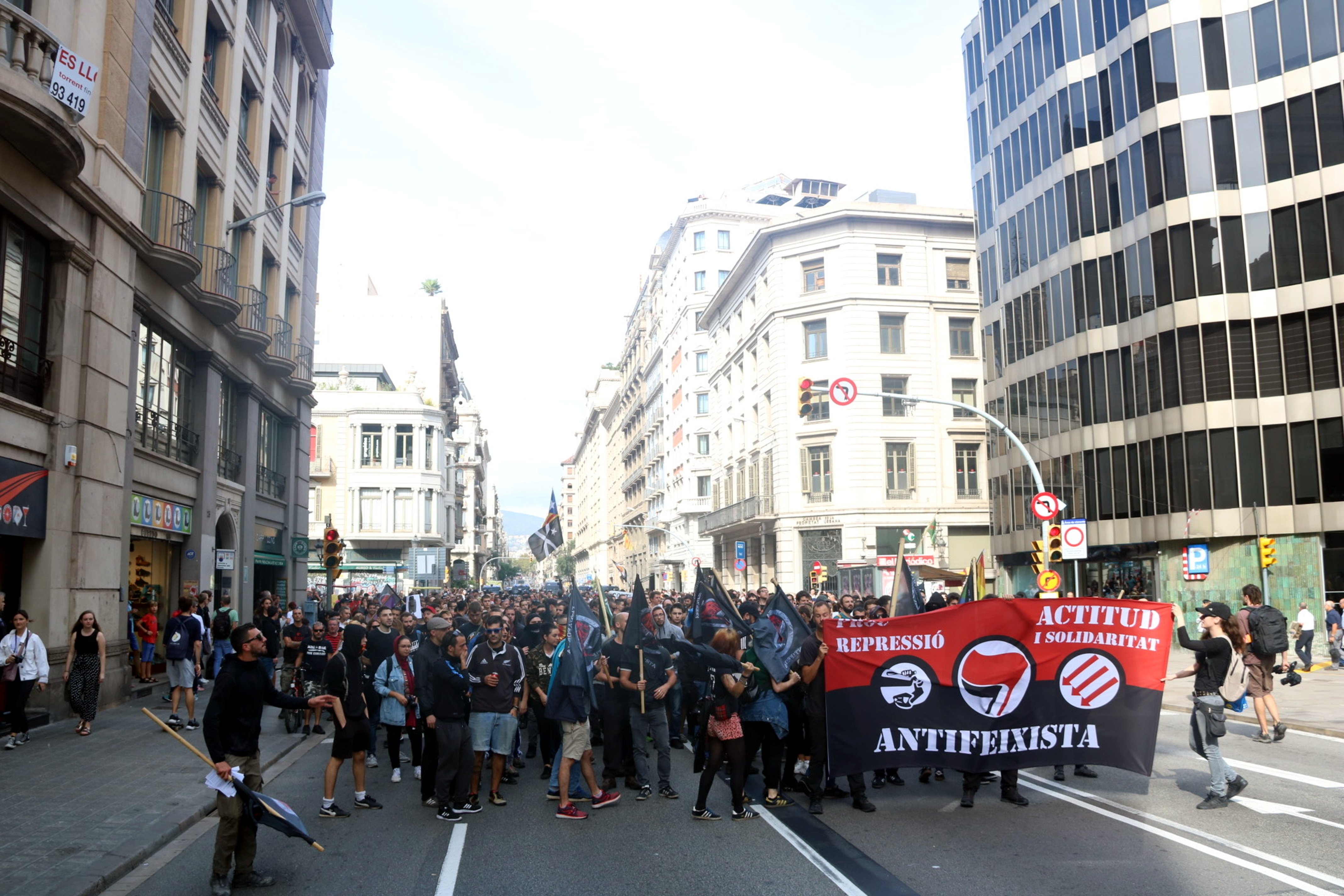 Centenares de antifascistas recorren el centro de Barcelona contra la Hispanidad