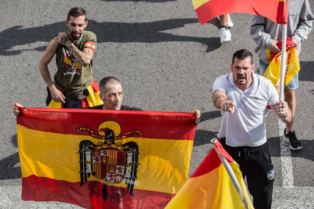 20191012 MANIFESTACIO DEMOCRACIA NACIONAL FALANGE MONTJUIC 12O DETALLS Sira Esclasans 