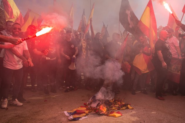 20191012 MANIFESTACIO DEMOCRACIA NACIONAL FALANGE MONTJUIC 12O CREMA ESTELADA Sira Esclasans 