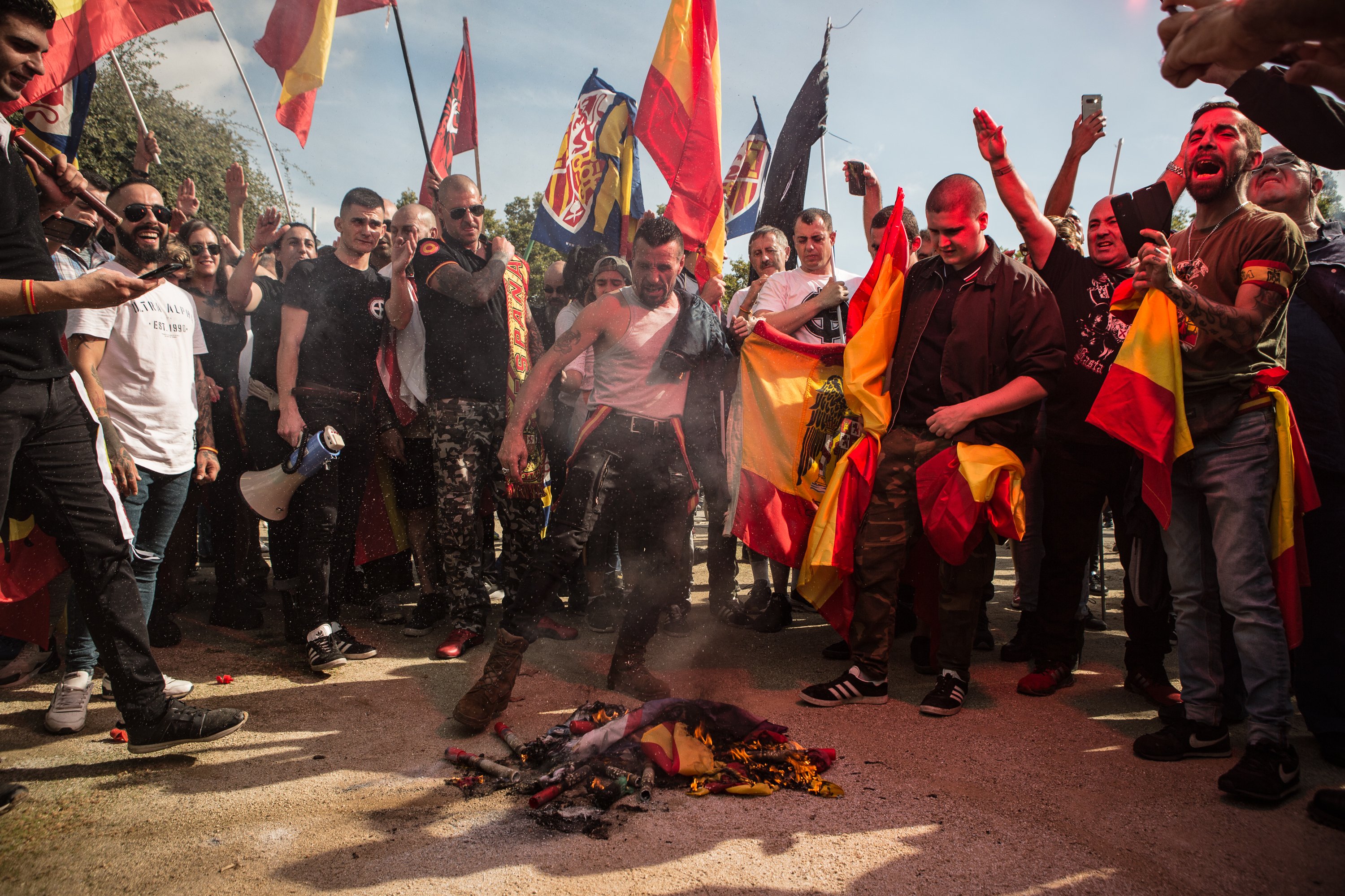 Símbols franquistes i estelades cremades a la manifestació ultra a Barcelona