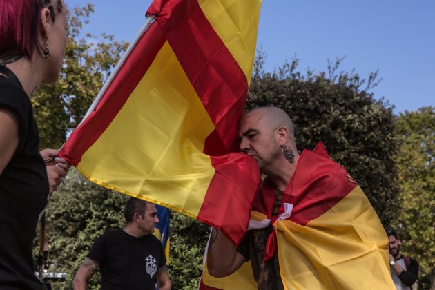 20191012 ROMPO BANDERA DEMOCRACIA NACIONAL FALANGE MONTJUIC 12O Sira Esclasans 