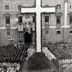 Festa de la Confirmació. 16 07 1939. Barcelona. Acte organitzat per Falange i la Direcció Diocesana d'Instrucció Religiosa. Font Ajuntament de Barcelona. Foto Pérez de Rozas Festa de la Confirmació. 16 07 1939. Barcelona. Acte organitzat per Falange i la Direcció Diocesana d'Instrucció Religiosa. Font Ajuntament de Barcelona. Foto Pérez de Rozas
