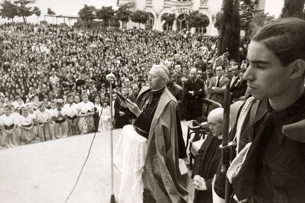 Reposición de la Cruz del Tibidabo. 25 07 1939. Barcelona. El obispo Diaz Gomara y elementos armados del Movimiento. Fuente Ayuntamiento de Barcelona. Foto Pérez de Rozas