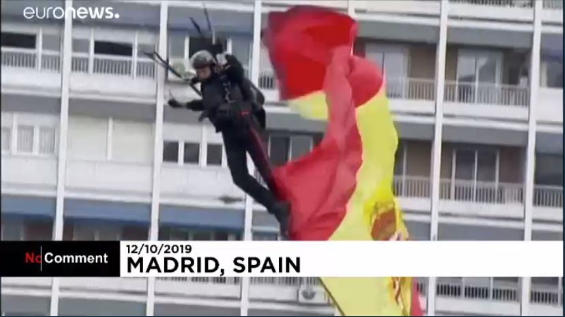 Eco internacional del fiasco del paracaidista español y la farola