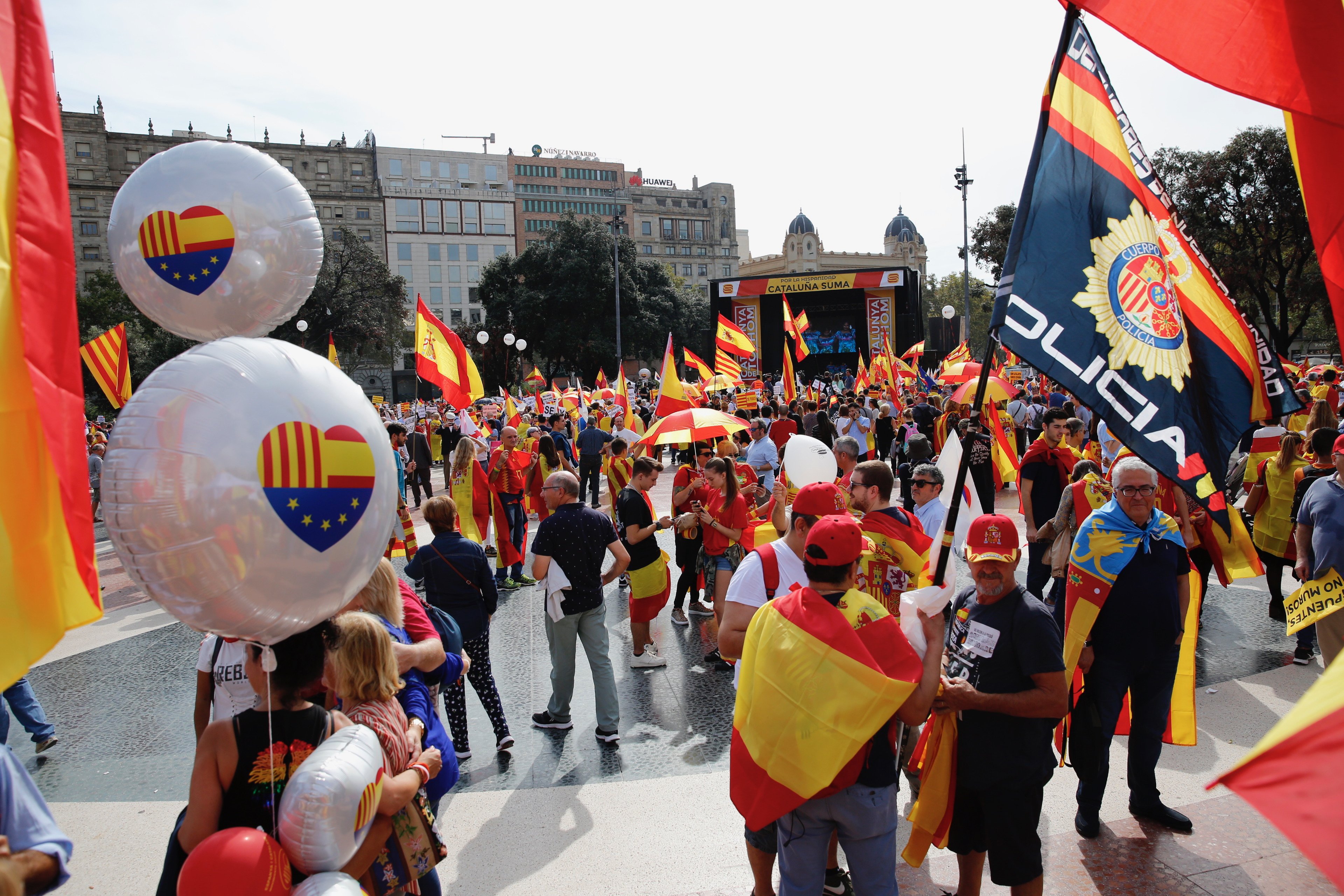 L'unionisme es desinfla: 10.000 persones omplen mitja plaça Catalunya