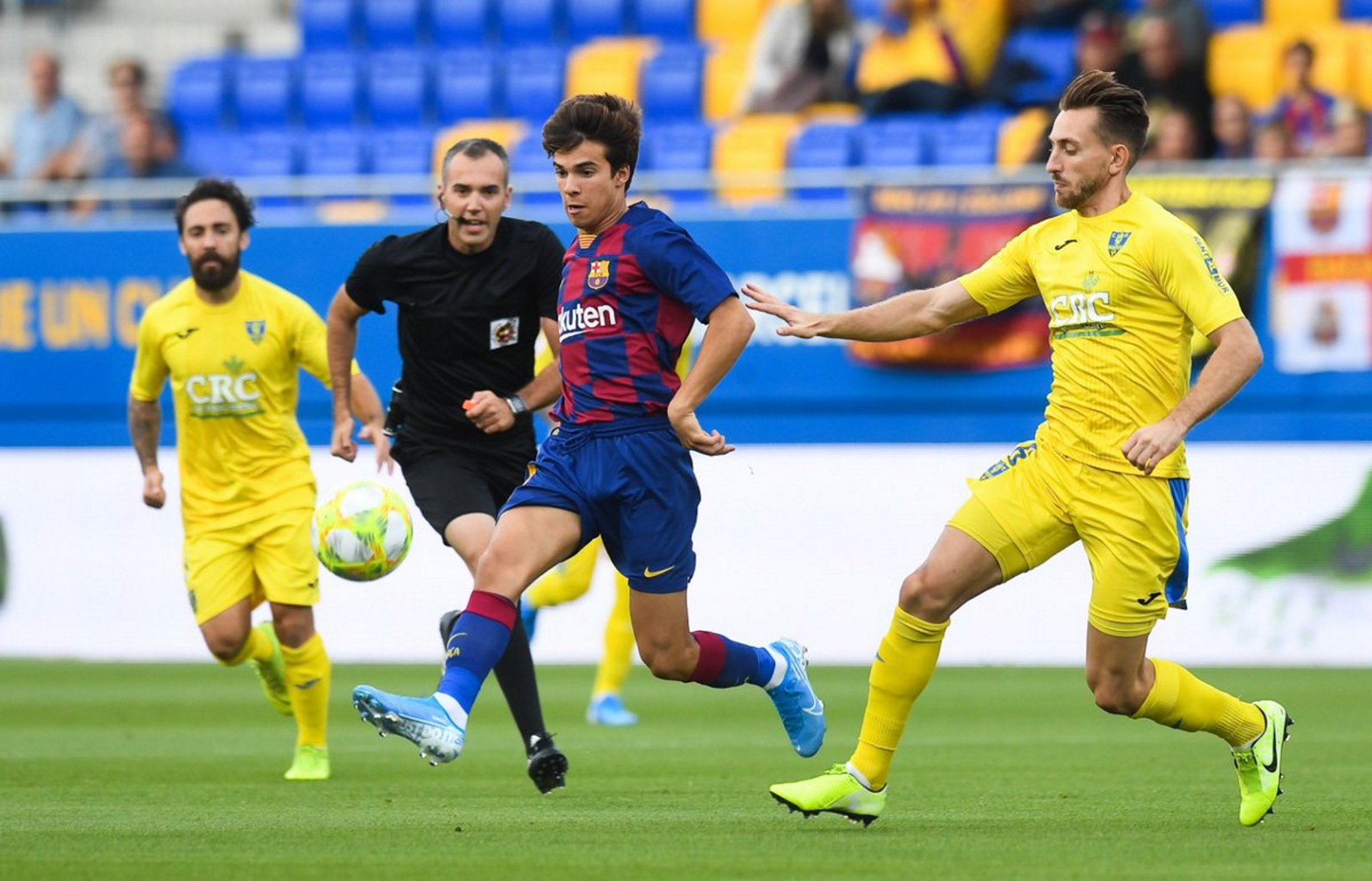 VÍDEO | La doble entrada criminal a Riqui Puig que le deja en el suelo dolorido