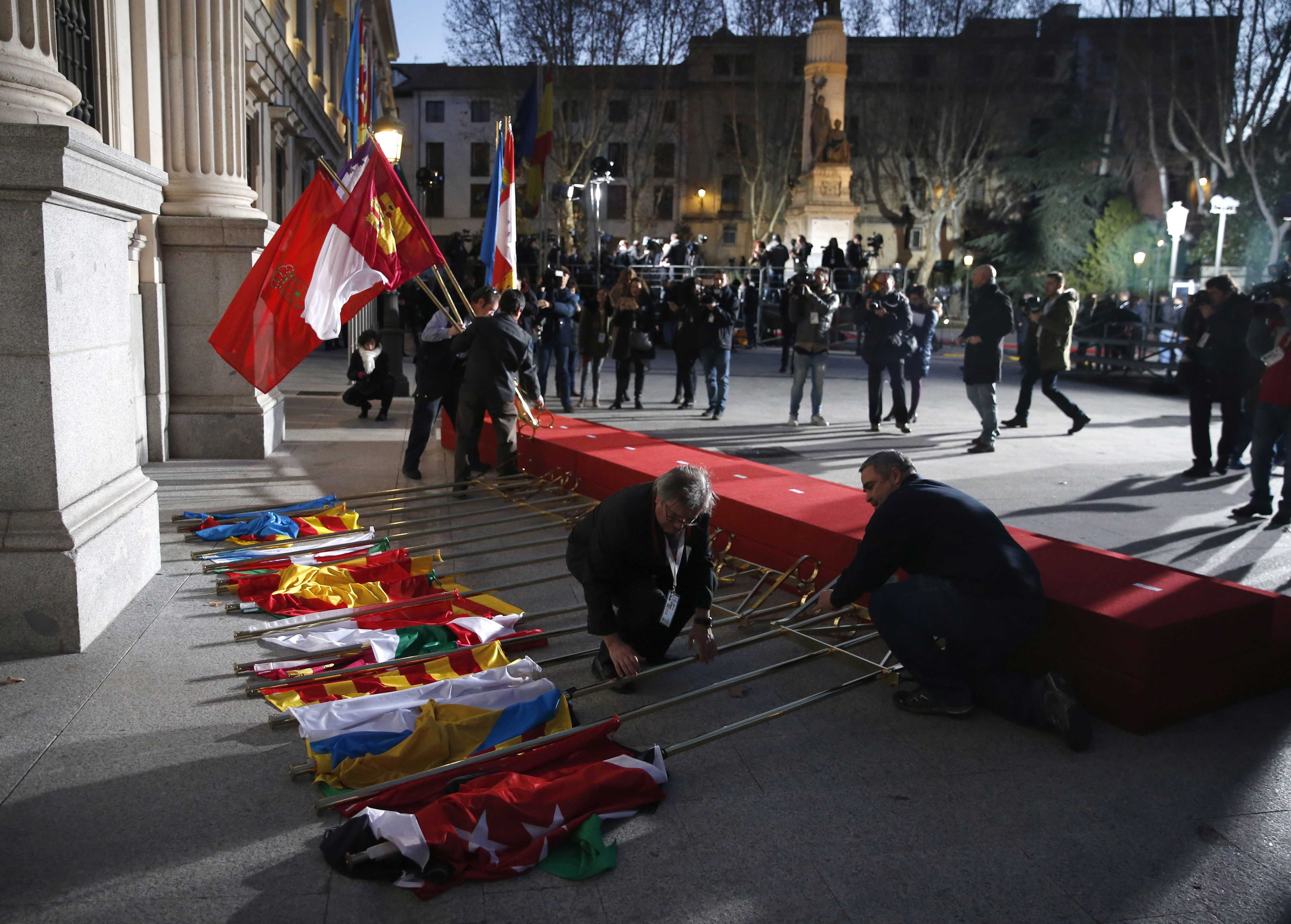 Les banderes del Senat acaben per terra i fan volar les metàfores...