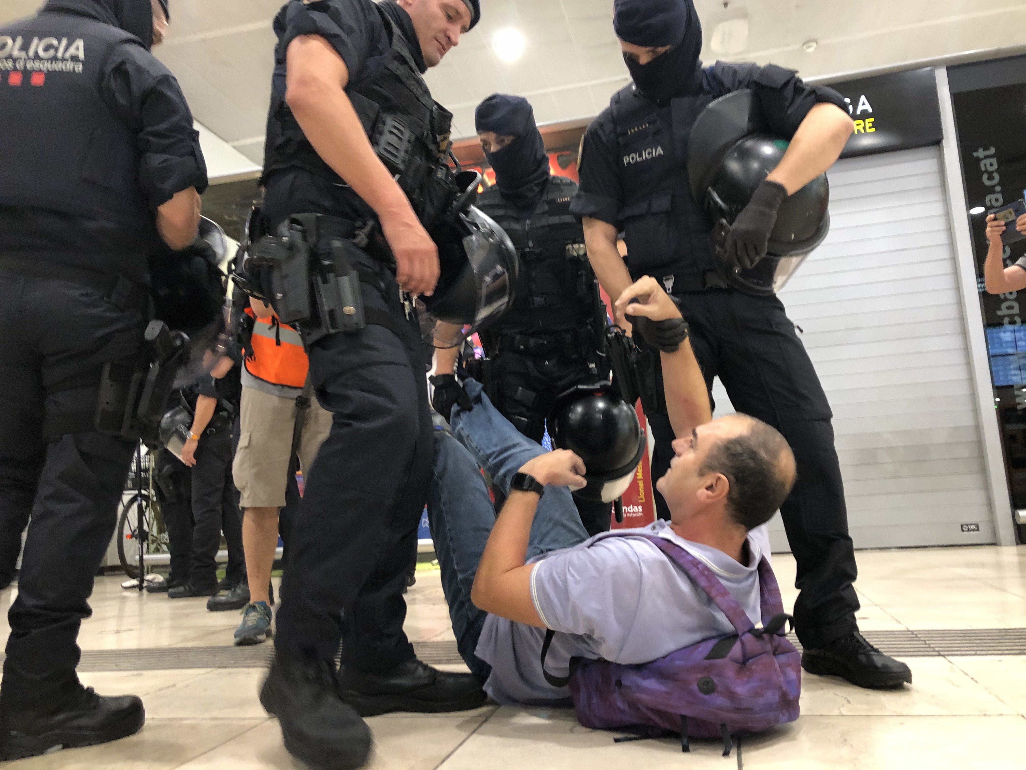 Los Mossos desalojan a manifestantes no violentos contra la sentencia de la estación de Sants