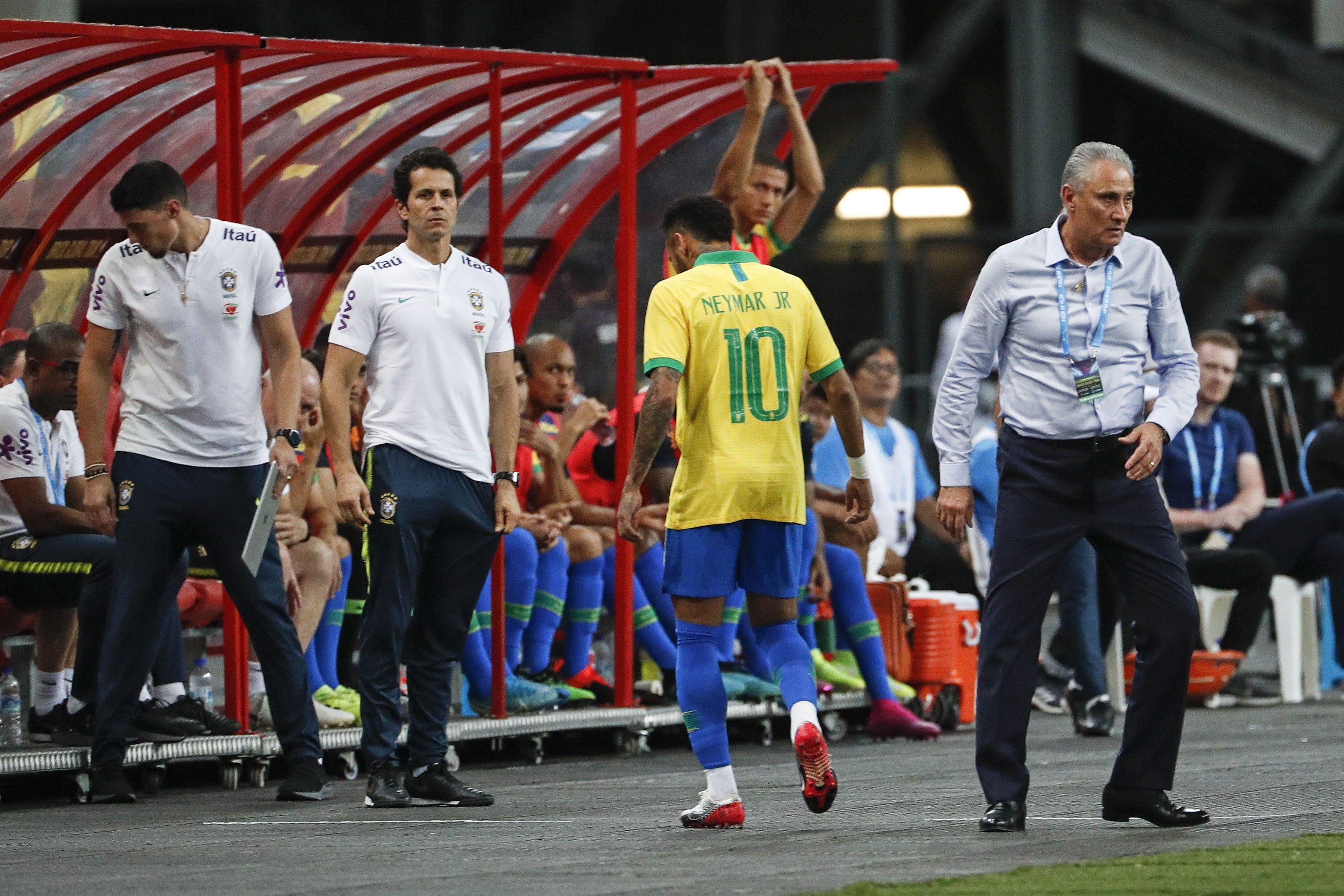 Neymar se lesiona con Brasil