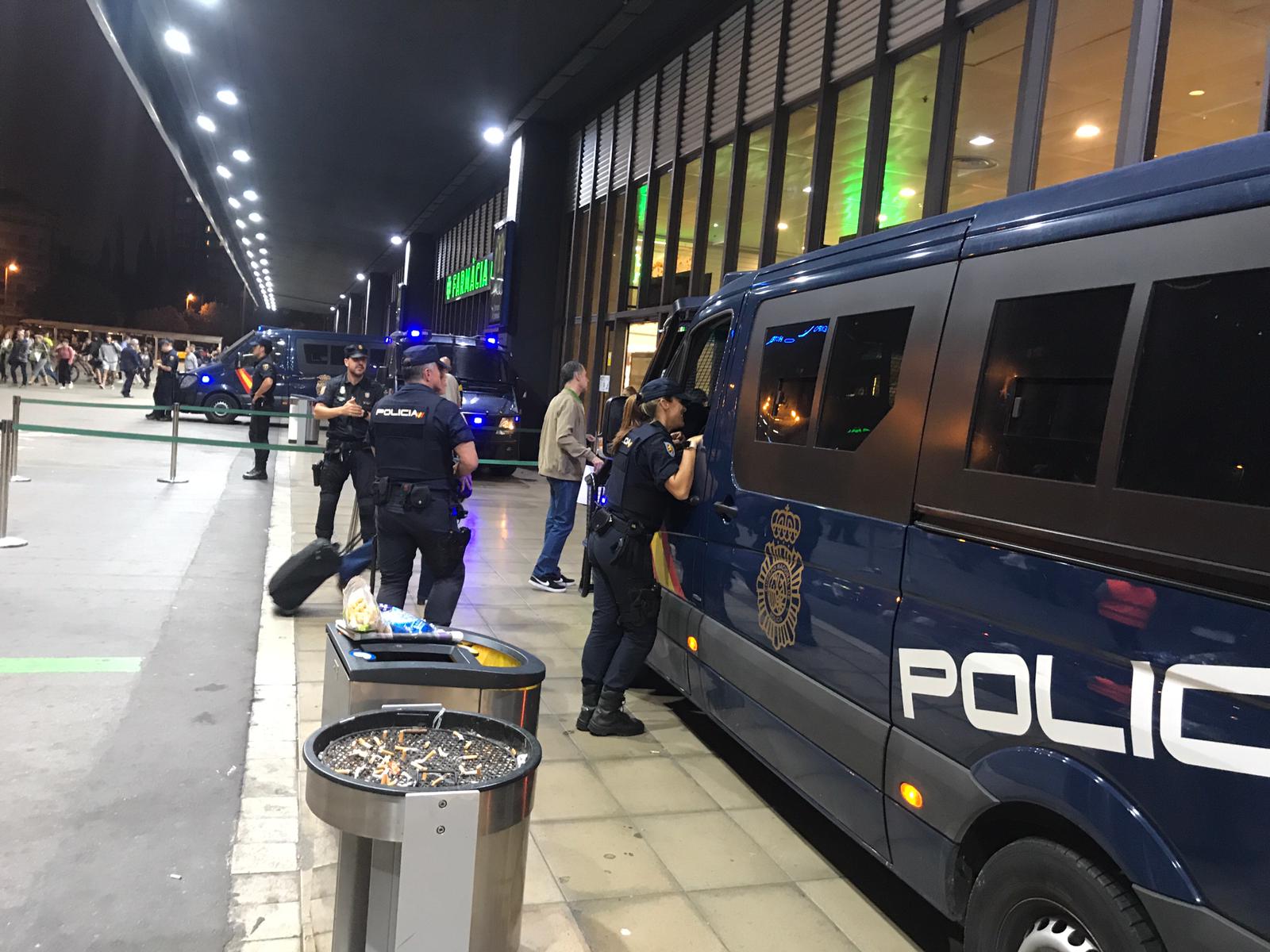 La policia blinda les estacions de l'AVE i l'aeroport del Prat