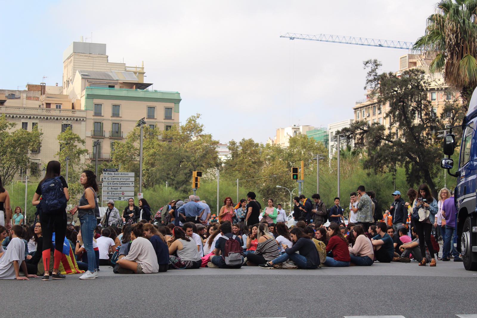 Manifestantes estudiantes talla Ronda Universitat 14 O Toni Piqué (2)