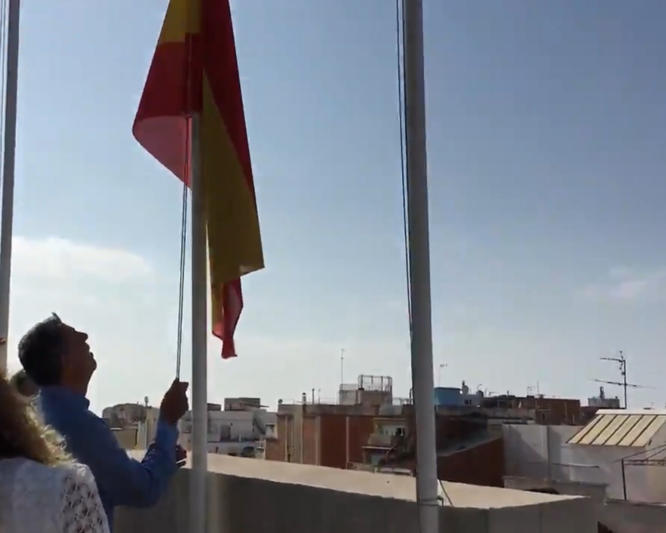 Descuelgan del ayuntamiento de Badalona la bandera de España y Albiol la vuelve a izar