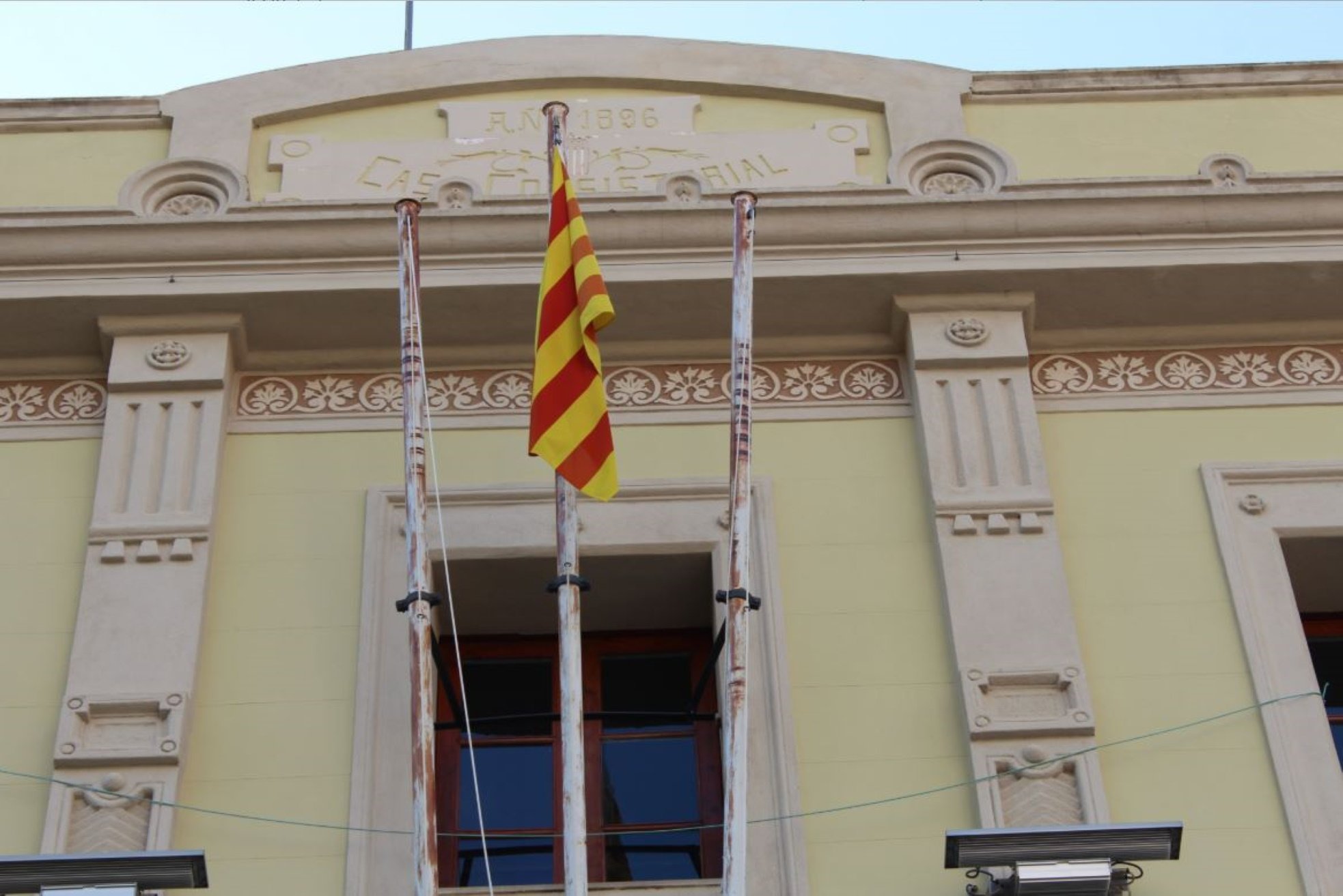 El Ayuntamiento de Tiana retira la bandera española y la europea
