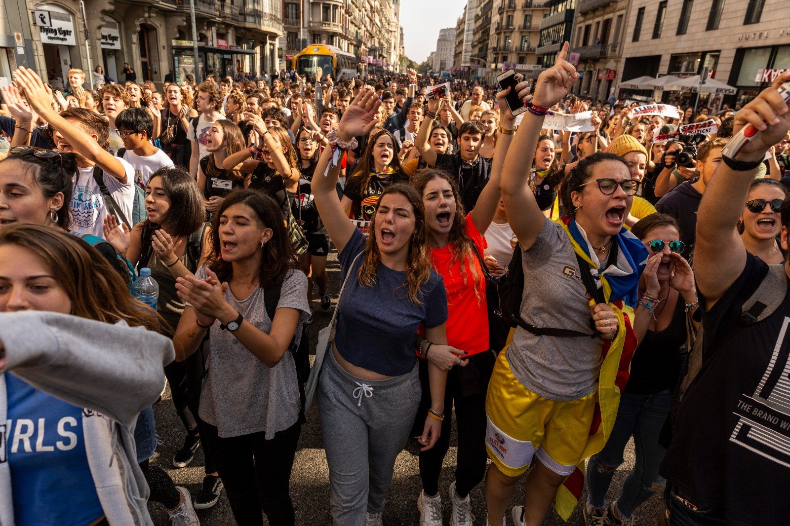 Los estudiantes llenan las calles para protestar contra la sentencia