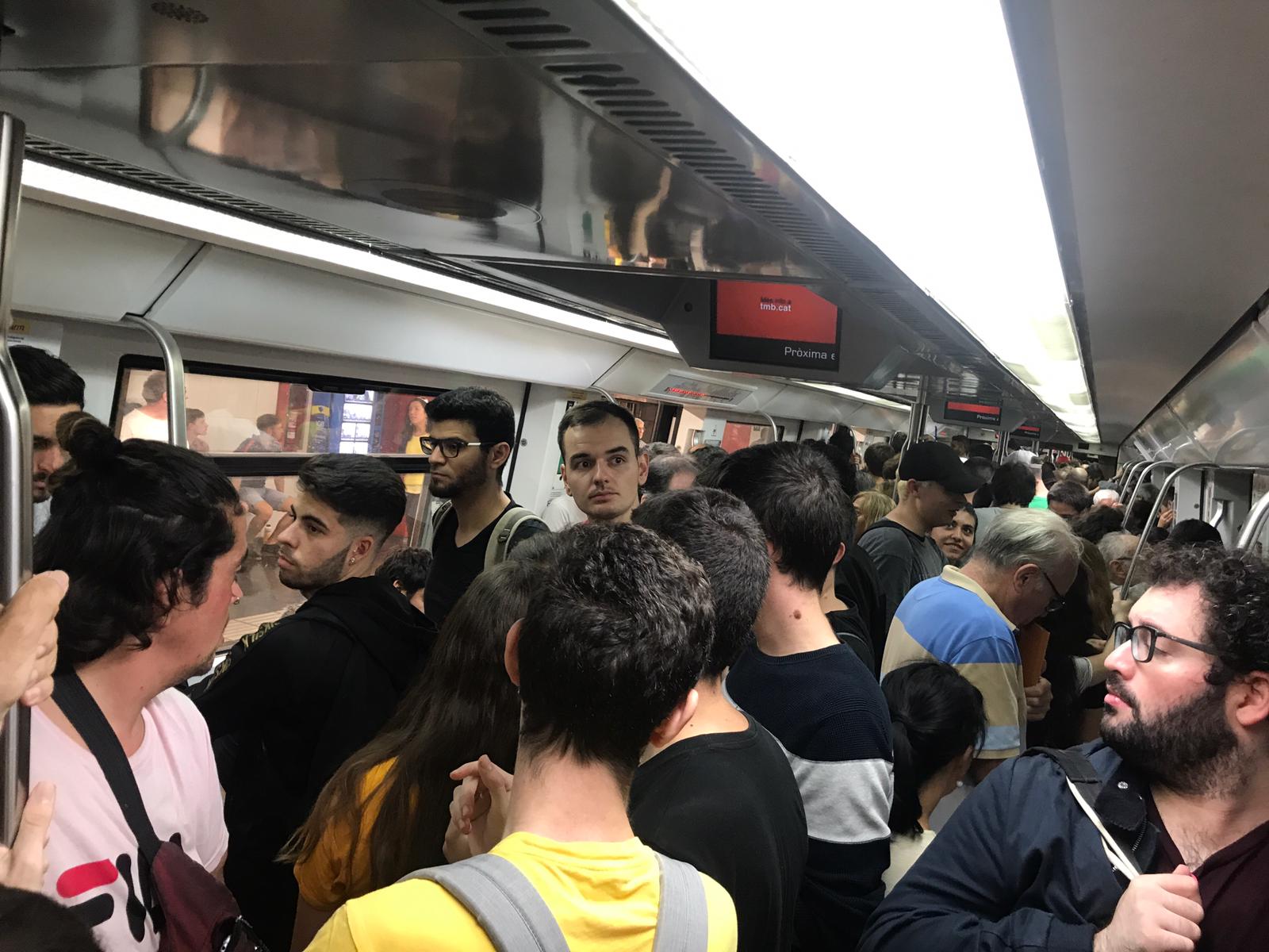 Tsunami manifestantes metro hacia el Aeropuerto sentencia 14 O Guillem Ramos