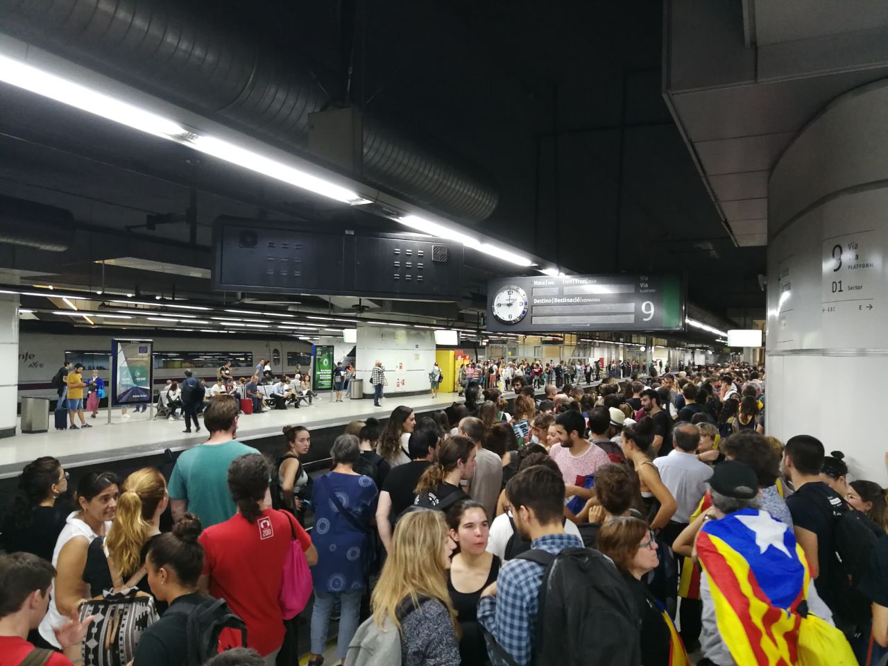 Reobren el servei de tren a l'aeroport del Prat, del metro no