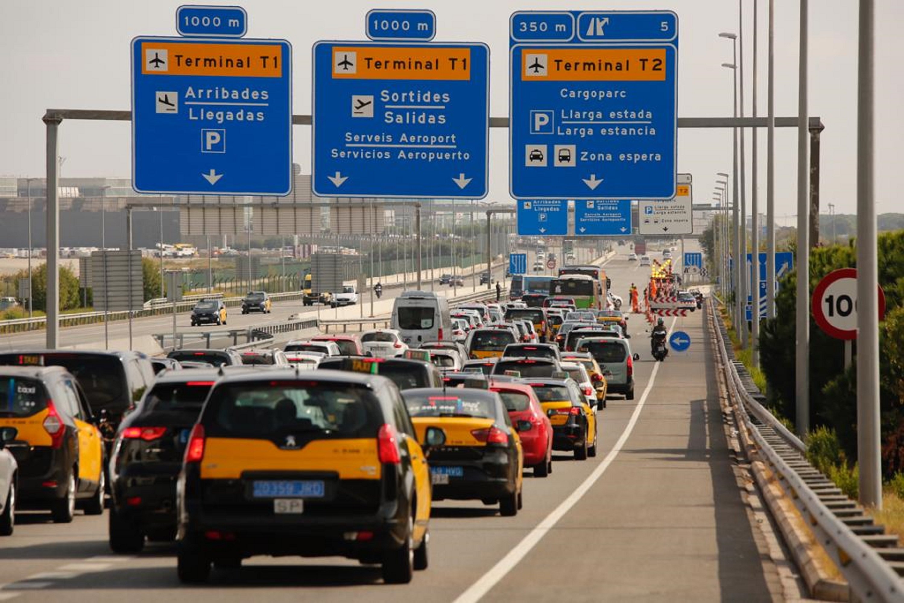 Todas las carreteras y vías de tren cortadas por la respuesta a la sentencia