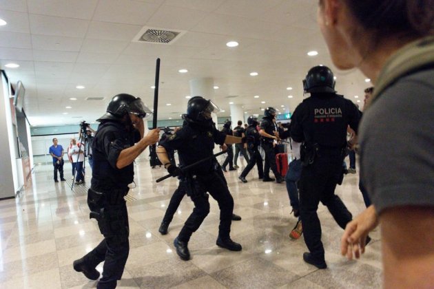 ELNACIONAL mossos carreguen manifestants aeroport del Prat Sergi Alcàzar (2)