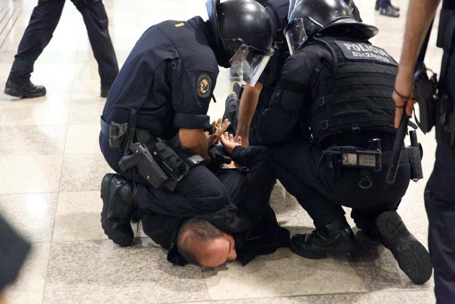 VÍDEO | Els Mossos carreguen i llancen fum contra manifestants a l’aeroport del Prat