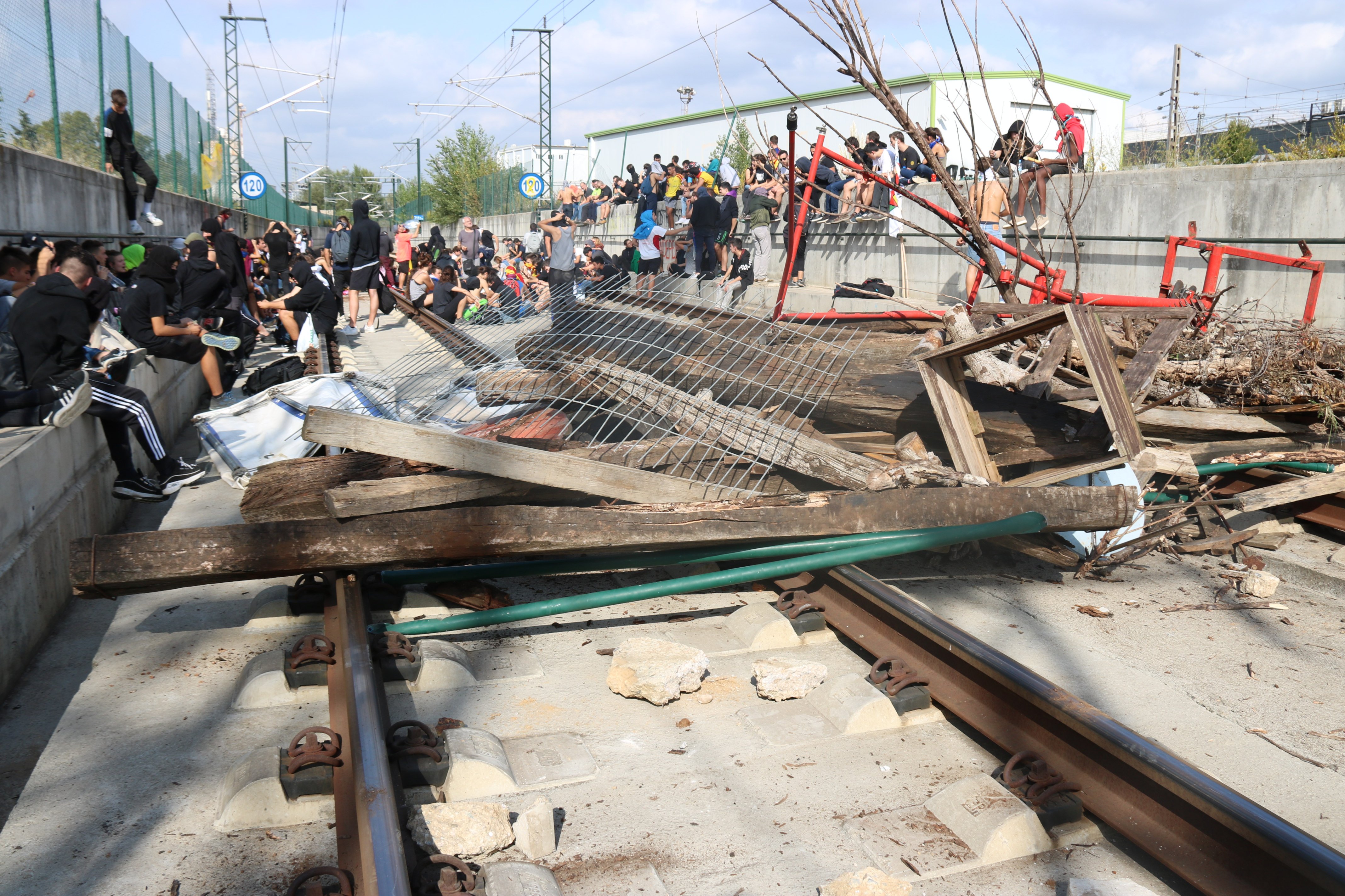 Tallat l'AVE entre Figueres i Barcelona amb barricades