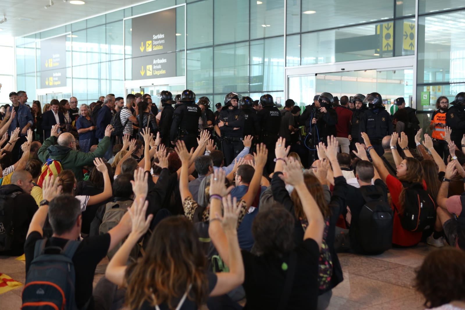 ELNACIONAL sentada manifestación aeropuerto del Prat Sira Esclasans
