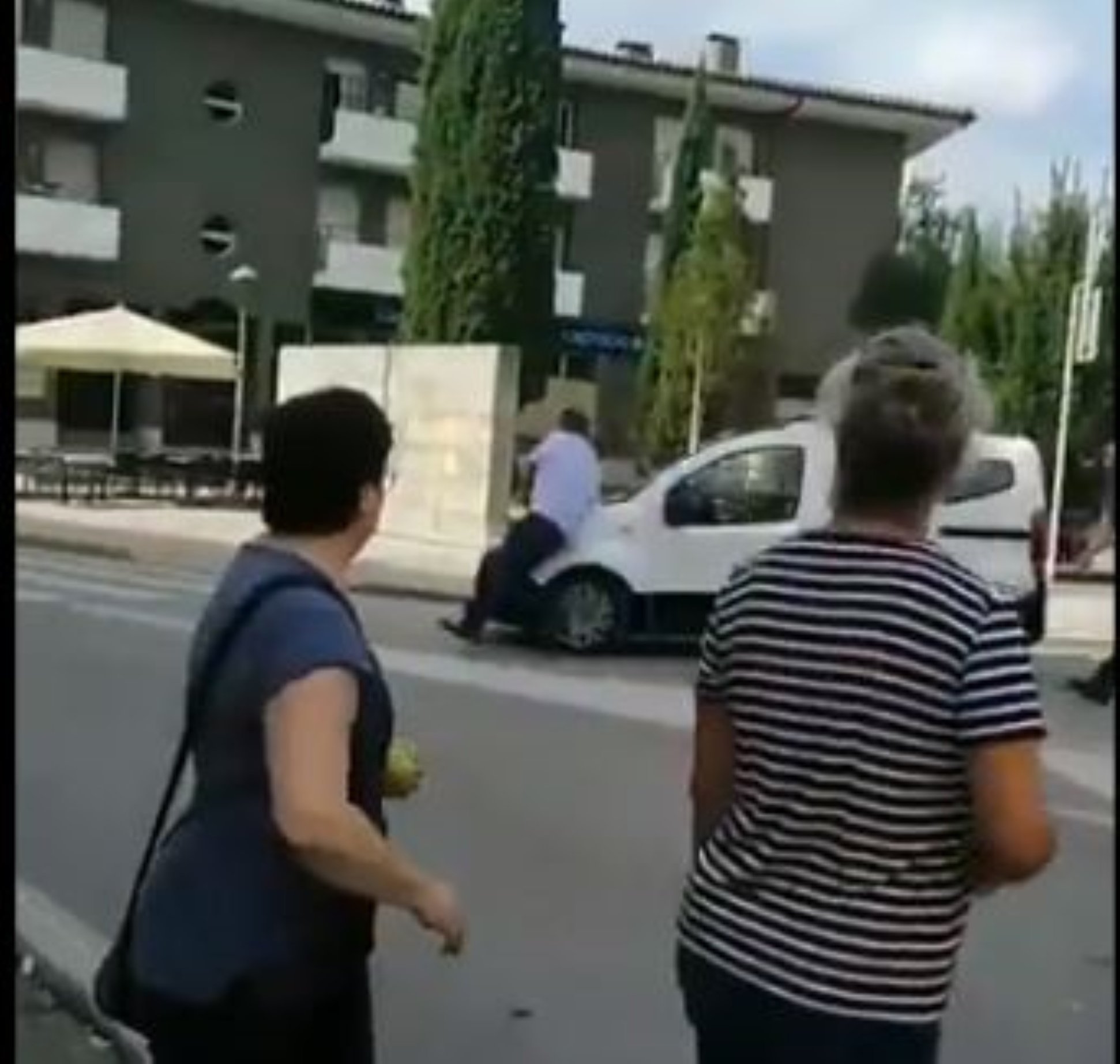 VÍDEO: El conductor de una furgoneta arrolla a un manifestante independentista