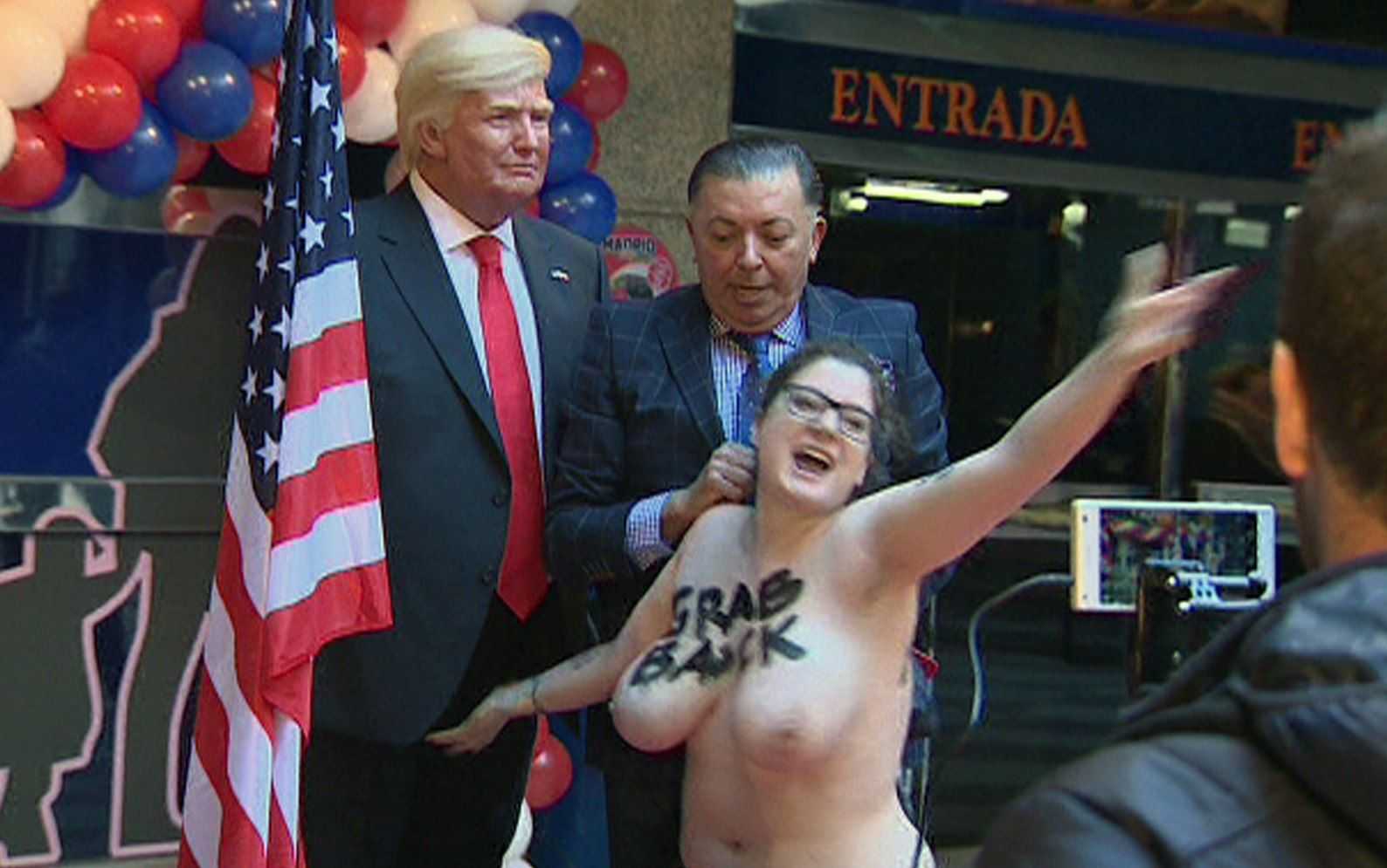 Protesta en top-less davant un Donald Trump de cera