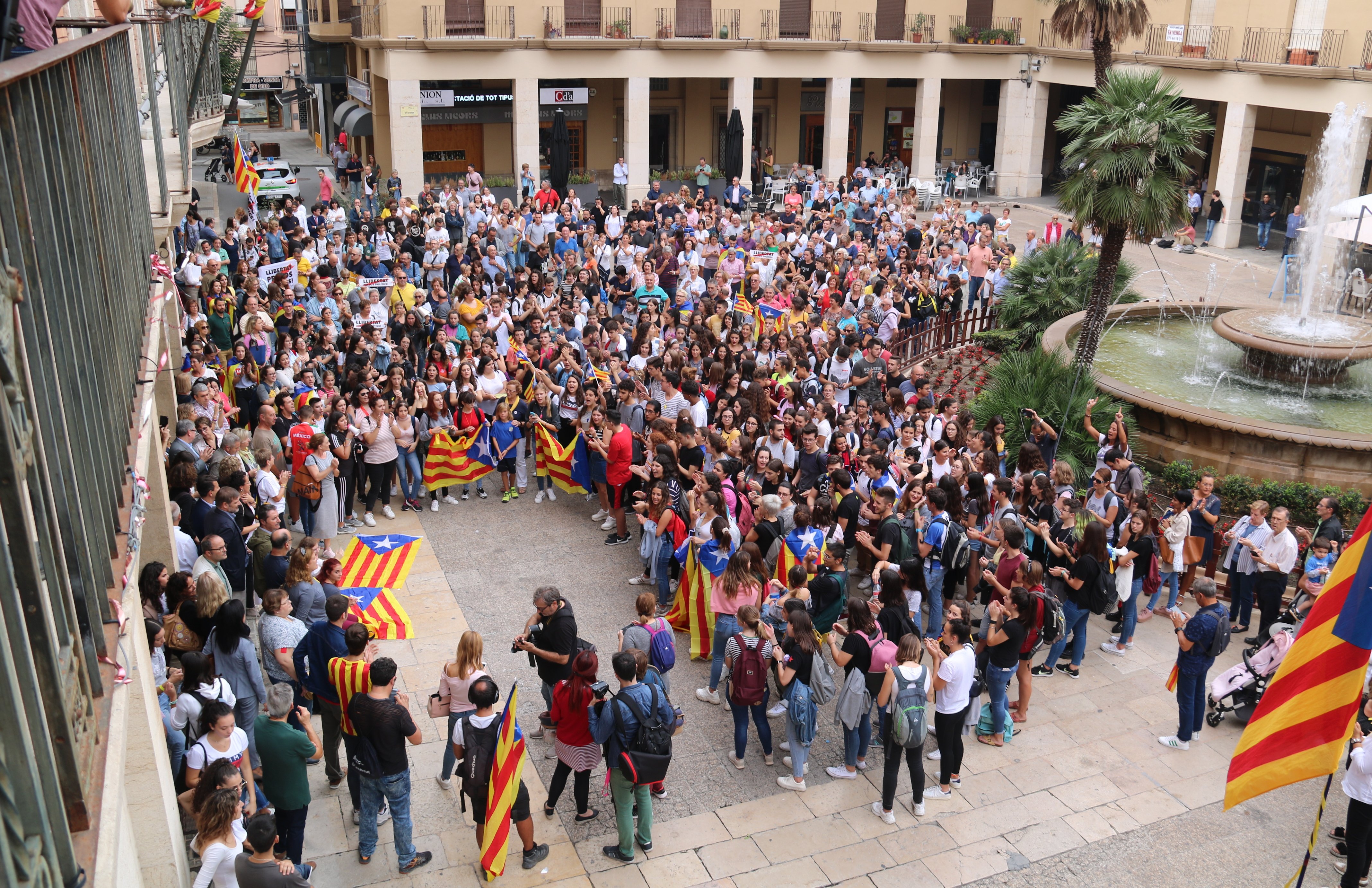 Diputacions i més de tres-cents ajuntaments aturen l'activitat institucional