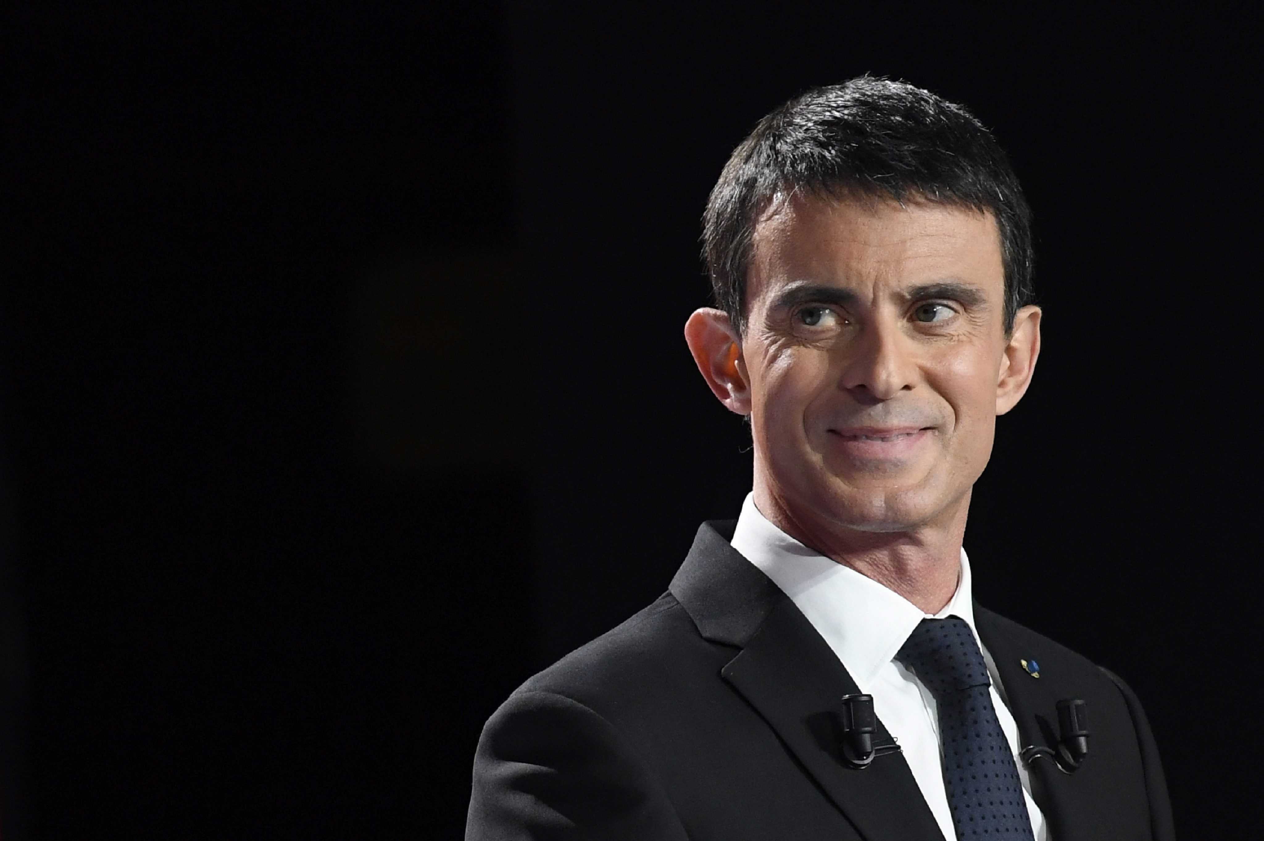 VÍDEO: Manuel Valls rep una bufetada a la sortida d’un acte