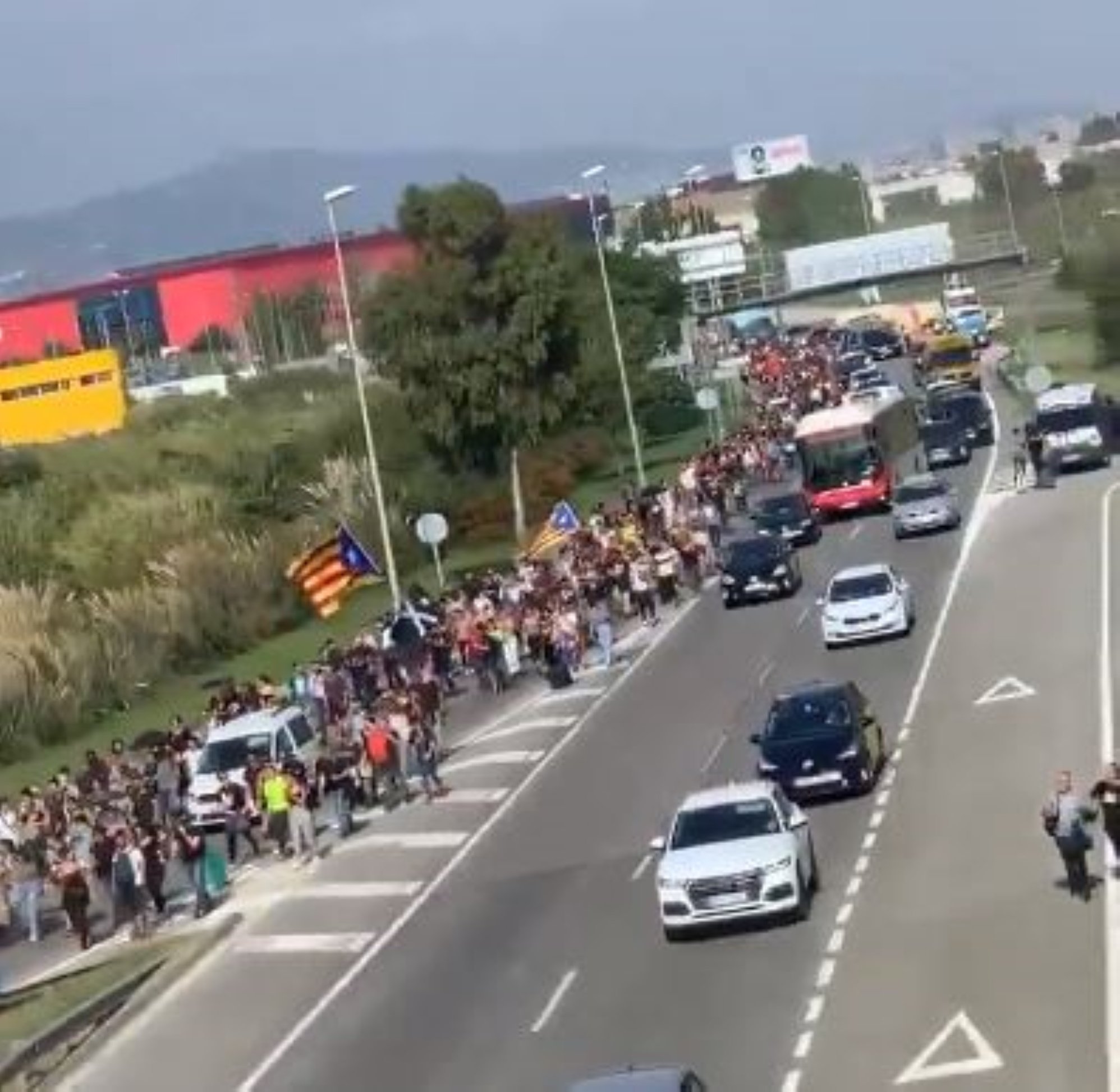 VÍDEO: Una gran masa humana va hacia el aeropuerto