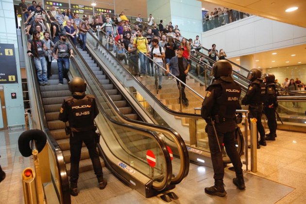 ELNACIONAL policía española aeropuerto bloqueo escaleras|escalas sentencia proces - Sergi alcazar