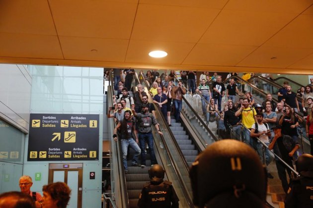 ELNACIONAL policía española aeropuerto bloqueo escaleras|escalas sentencia proces - Sergi alcazar